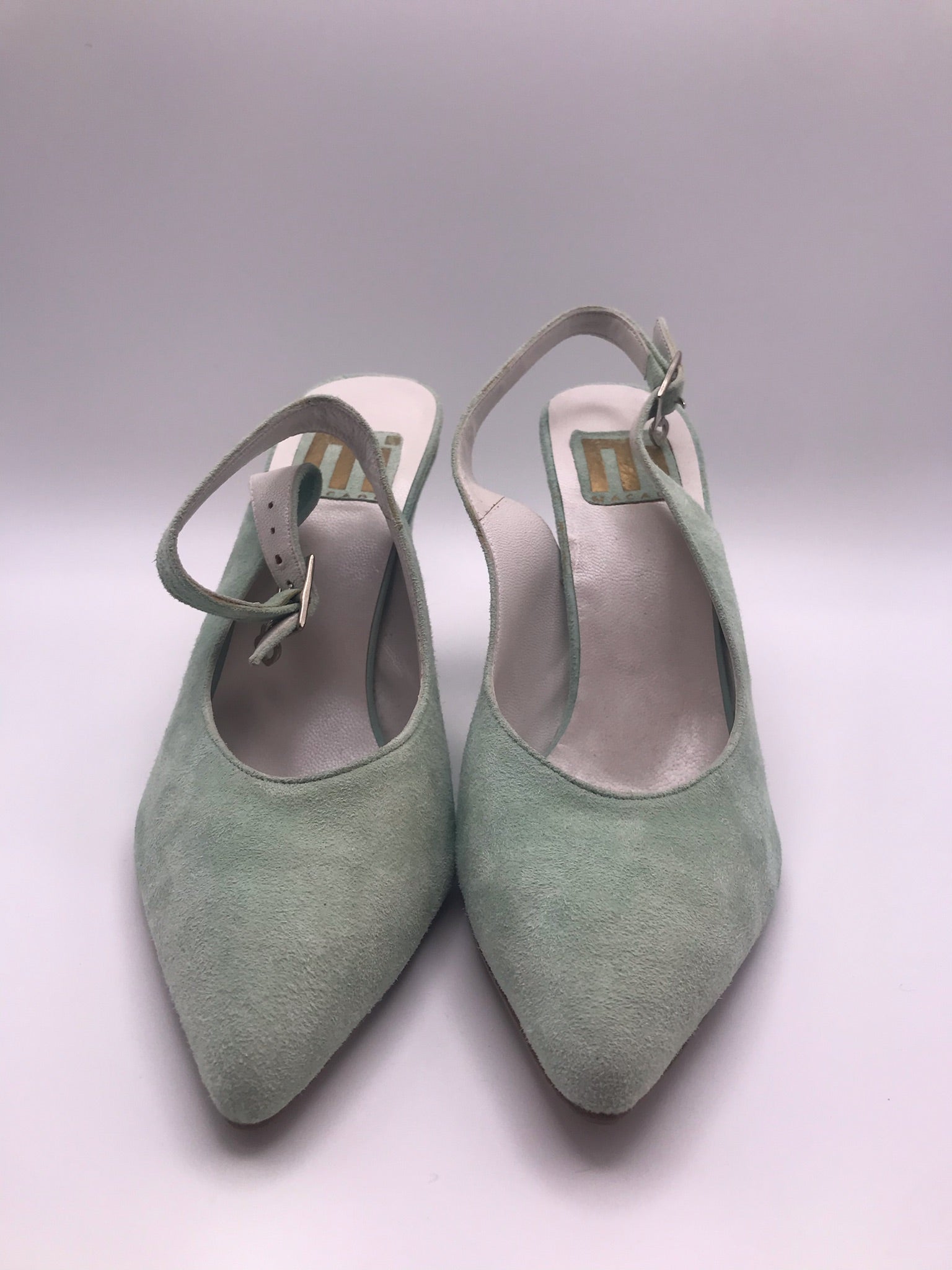 Sapatos de senhora slingback em camurça verde água Macadi; sapatos de salto alto grosso com biqueira fina e fivela de tornozelo; sapatos elegantes para festa ou uso diário