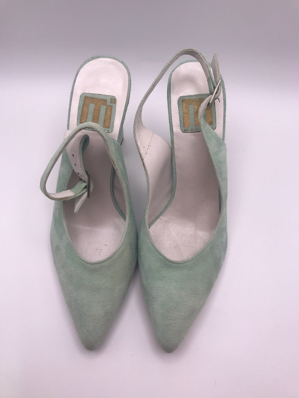 Sapatos de senhora slingback em camurça verde água Macadi; sapatos de salto alto grosso com biqueira fina e fivela de tornozelo; sapatos elegantes para festa ou uso diário