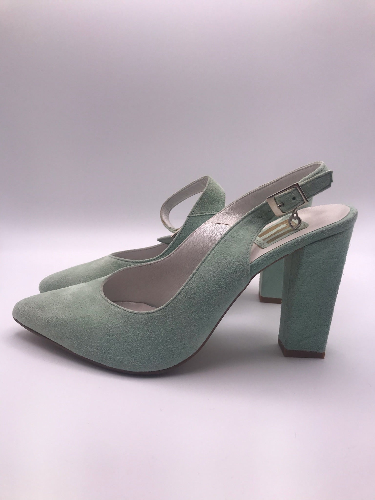 Sapatos de senhora slingback em camurça verde água Macadi; sapatos de salto alto grosso com biqueira fina e fivela de tornozelo; sapatos elegantes para festa ou uso diário