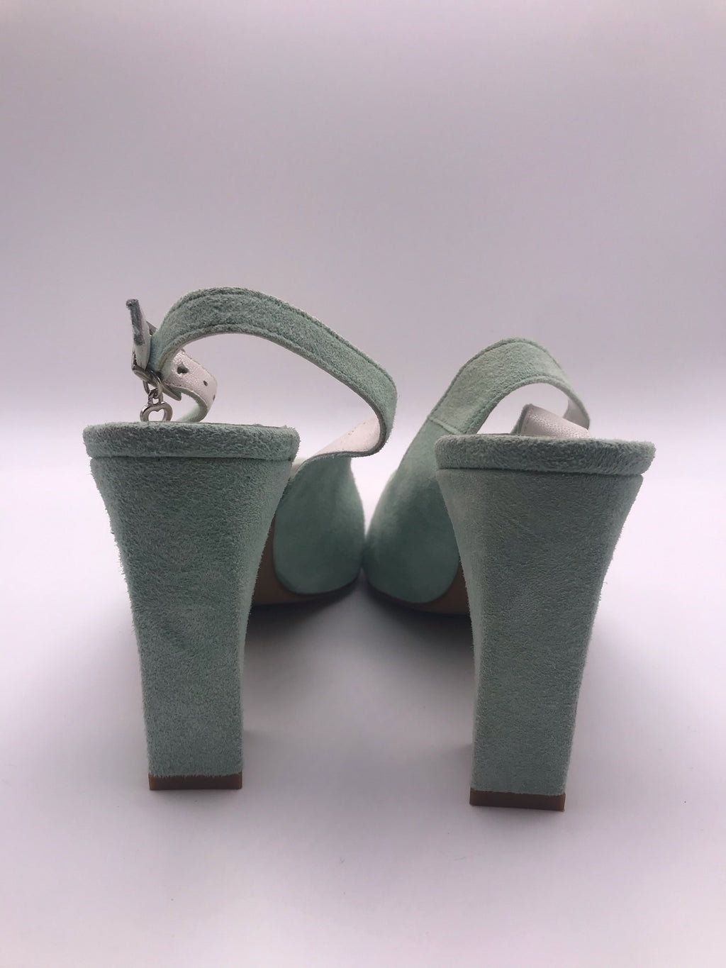 Sapatos de senhora slingback em camurça verde água Macadi; sapatos de salto alto grosso com biqueira fina e fivela de tornozelo; sapatos elegantes para festa ou uso diário