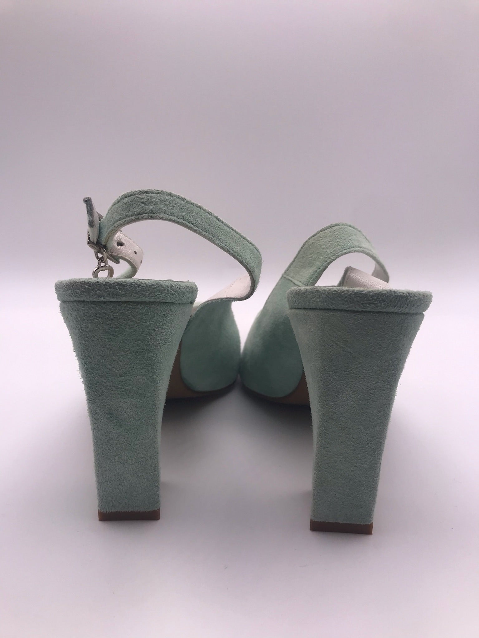 Sapatos de senhora slingback em camurça verde água Macadi; sapatos de salto alto grosso com biqueira fina e fivela de tornozelo; sapatos elegantes para festa ou uso diário