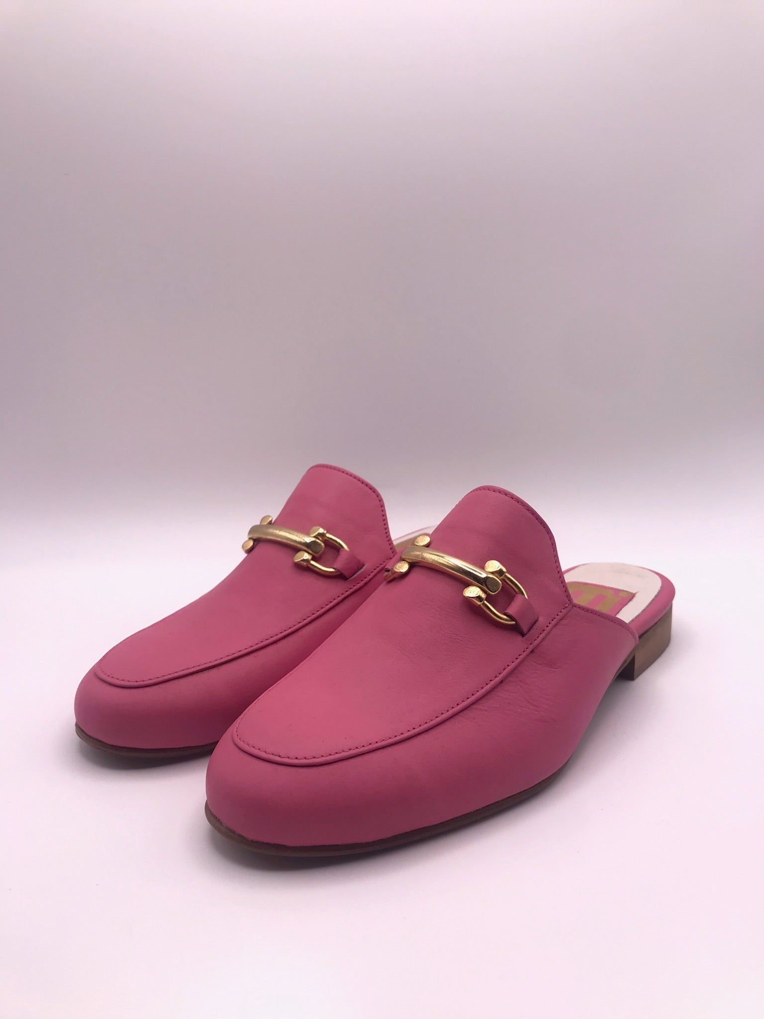 Mule Feminina em Pele Rosa com Fivela Dourada Macadi; Sapato Casual Elegante; Fabricado em Portugal