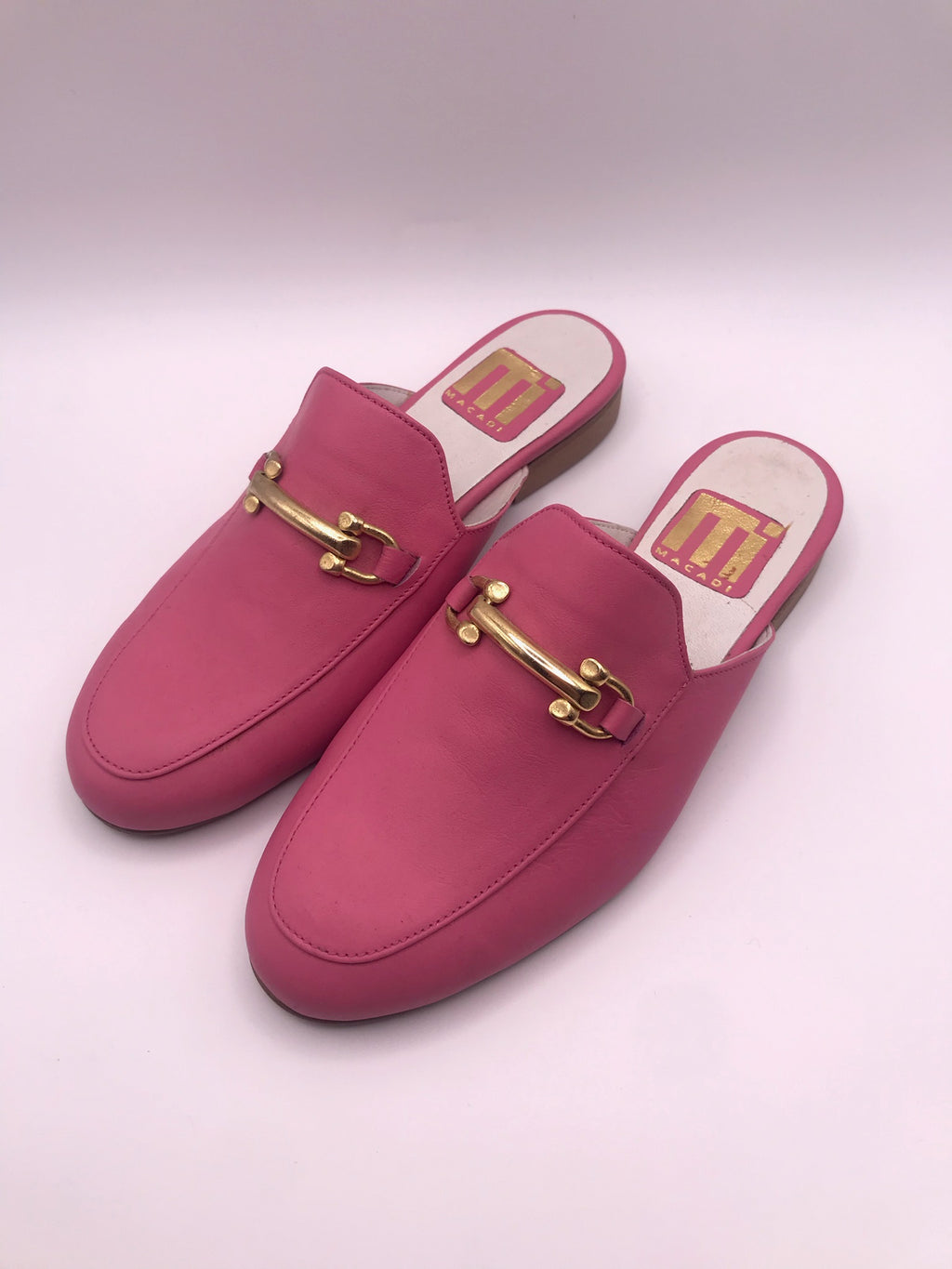Mule Feminina em Pele Rosa com Fivela Dourada Macadi; Sapato Casual Elegante; Fabricado em Portugal