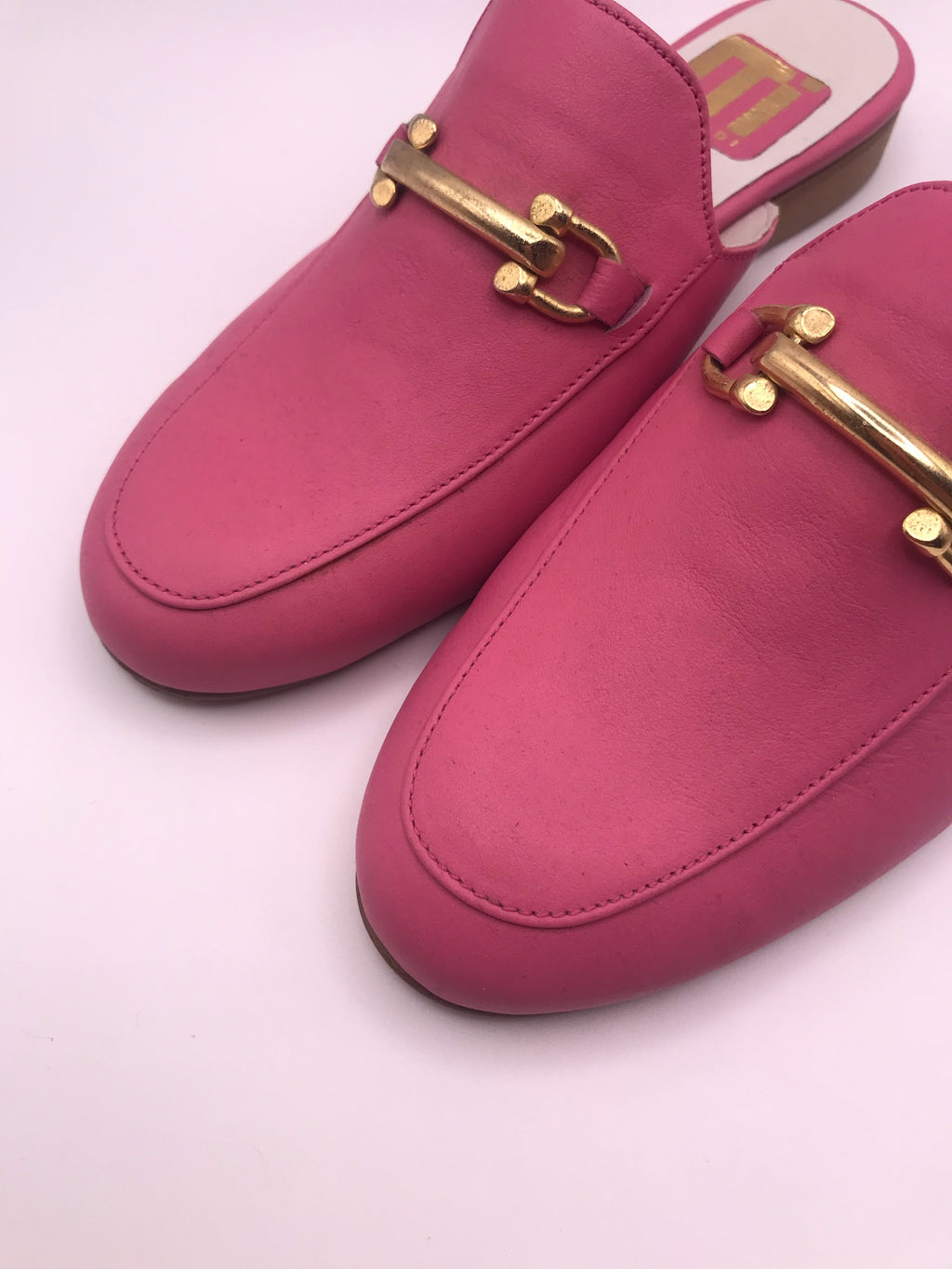 Mule Feminina em Pele Rosa com Fivela Dourada Macadi; Sapato Casual Elegante; Fabricado em Portugal