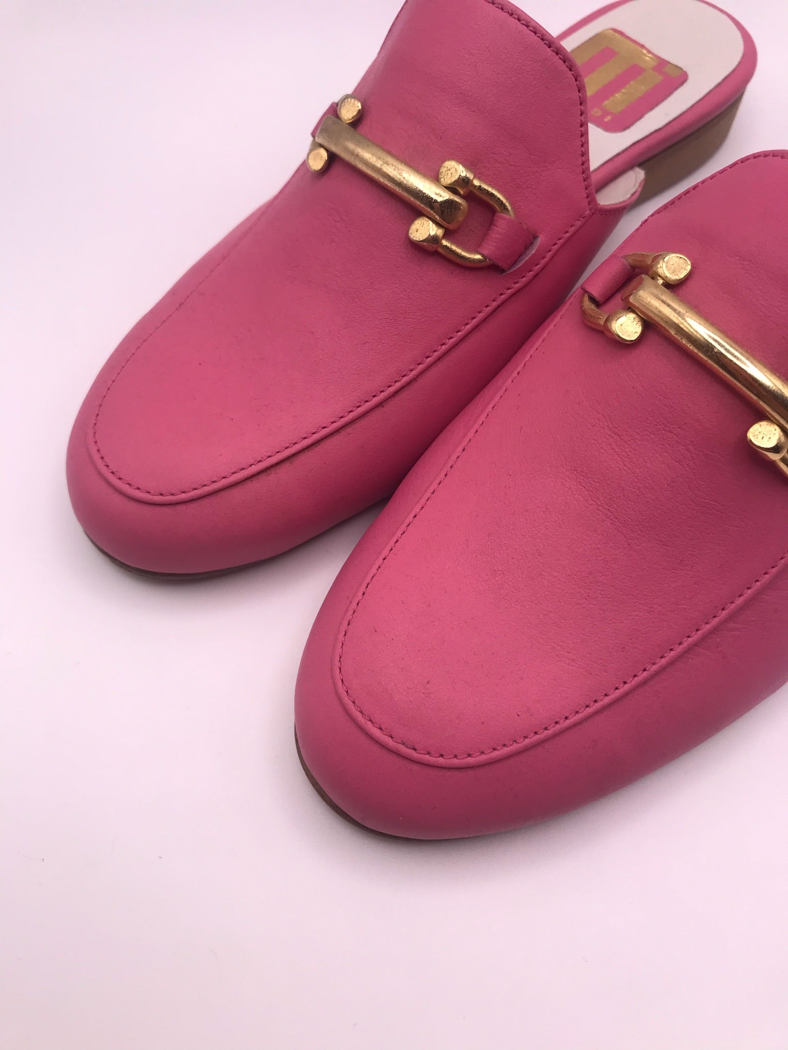 Mule Feminina em Pele Rosa com Fivela Dourada Macadi; Sapato Casual Elegante; Fabricado em Portugal