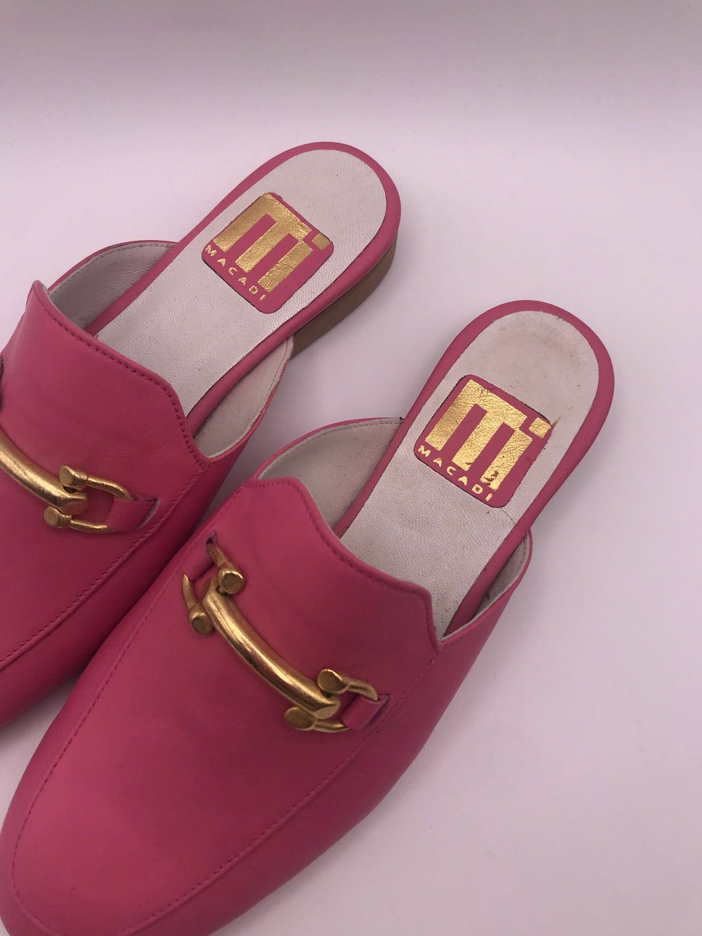 Mule Feminina em Pele Rosa com Fivela Dourada Macadi; Sapato Casual Elegante; Fabricado em Portugal