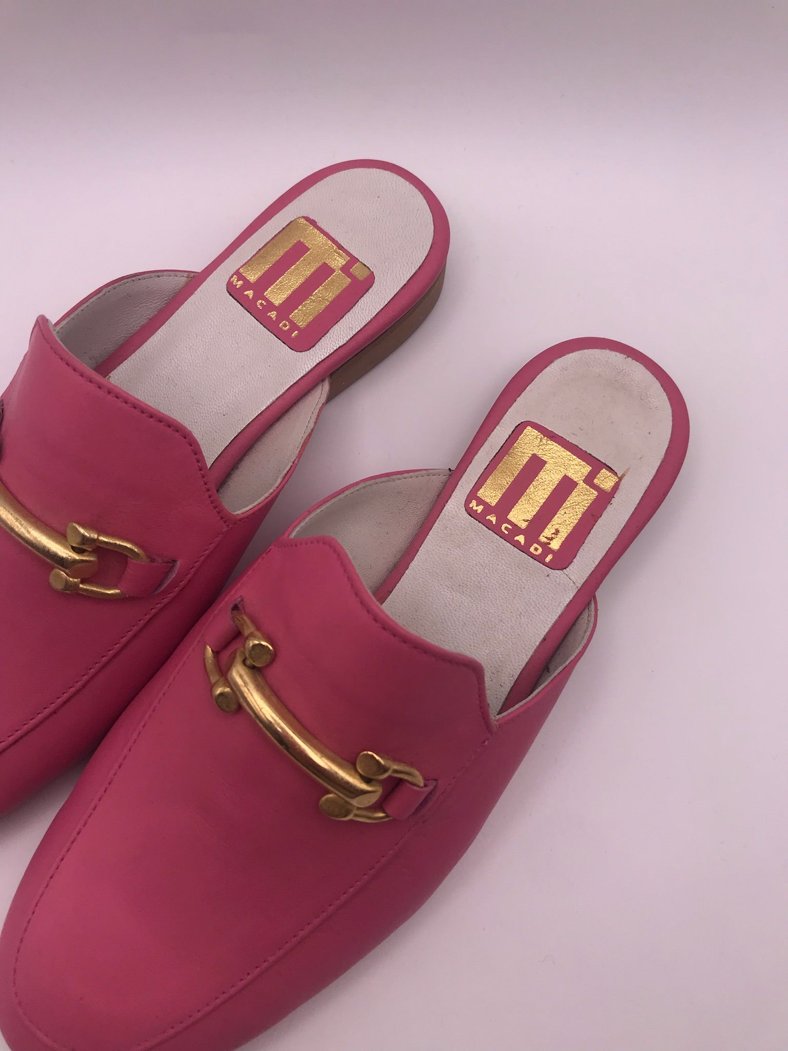 Mule Feminina em Pele Rosa com Fivela Dourada Macadi; Sapato Casual Elegante; Fabricado em Portugal