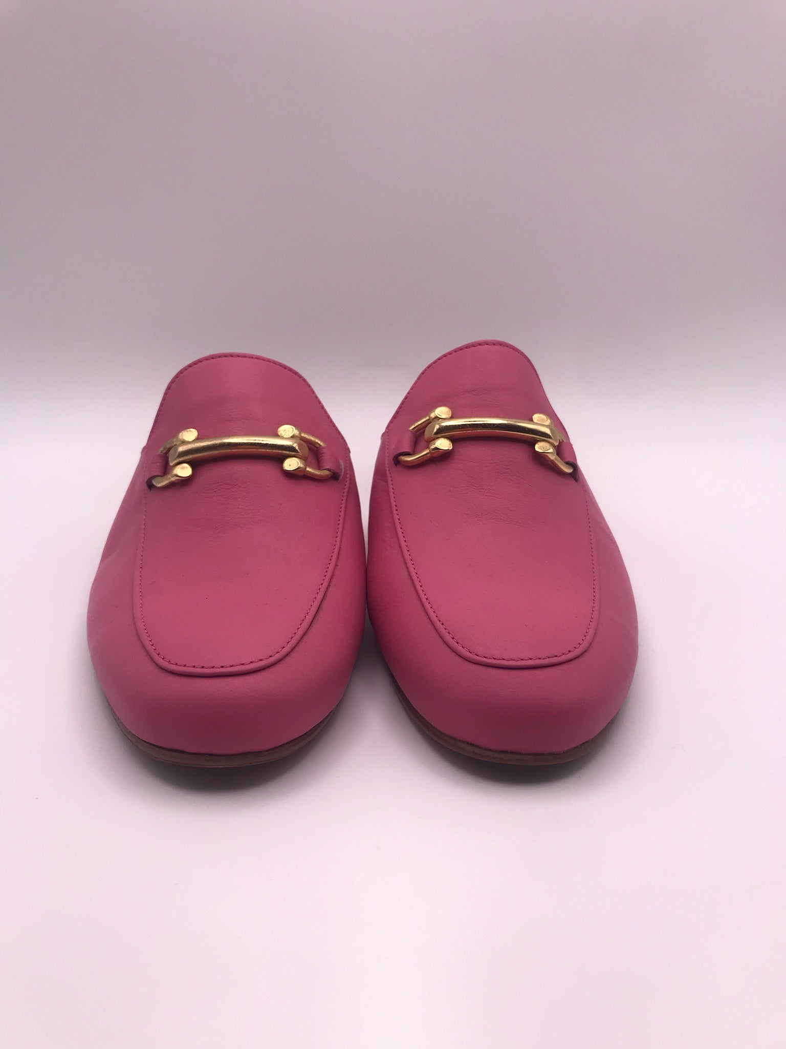 Mule Feminina em Pele Rosa com Fivela Dourada Macadi; Sapato Casual Elegante; Fabricado em Portugal