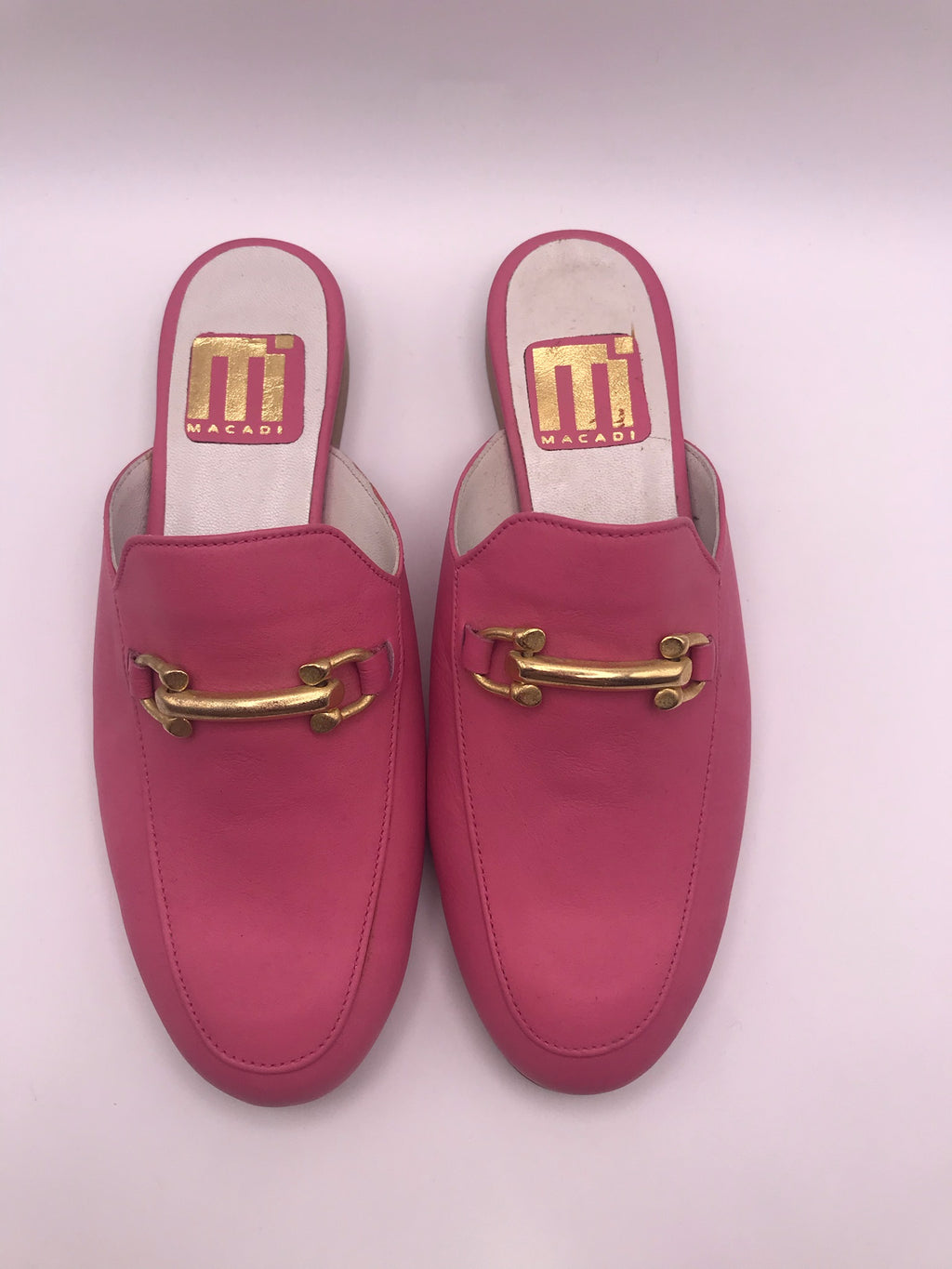 Mule Feminina em Pele Rosa com Fivela Dourada Macadi; Sapato Casual Elegante; Fabricado em Portugal