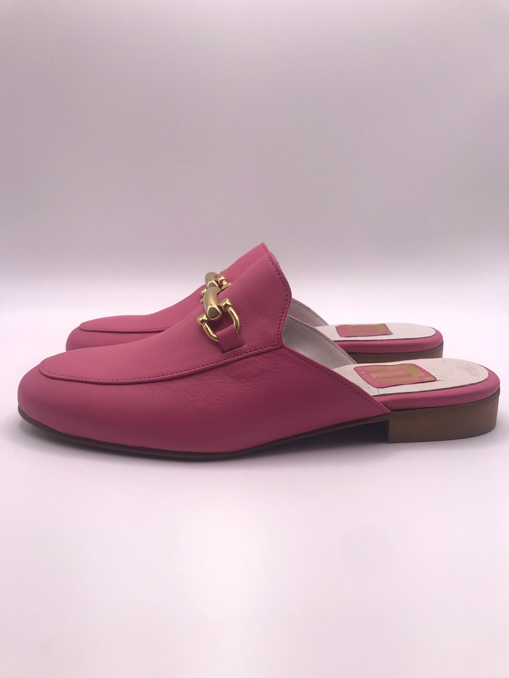 Mule Feminina em Pele Rosa com Fivela Dourada Macadi; Sapato Casual Elegante; Fabricado em Portugal