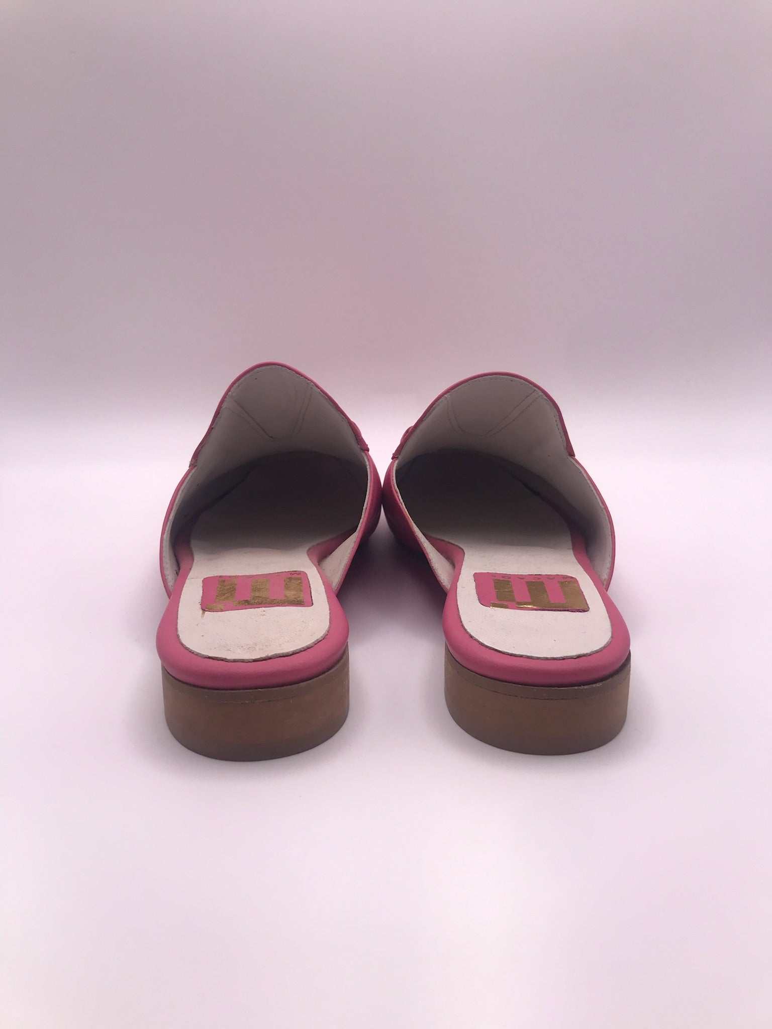 Mule Feminina em Pele Rosa com Fivela Dourada Macadi; Sapato Casual Elegante; Fabricado em Portugal