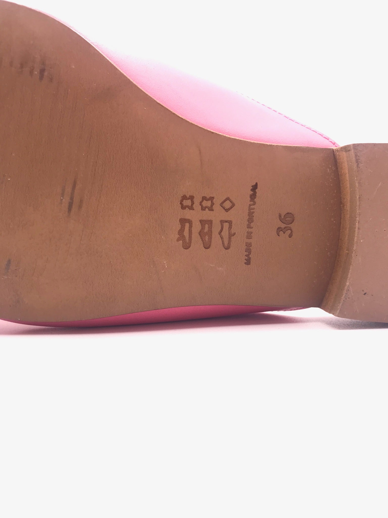 Mule Feminina em Pele Rosa com Fivela Dourada Macadi; Sapato Casual Elegante; Fabricado em Portugal