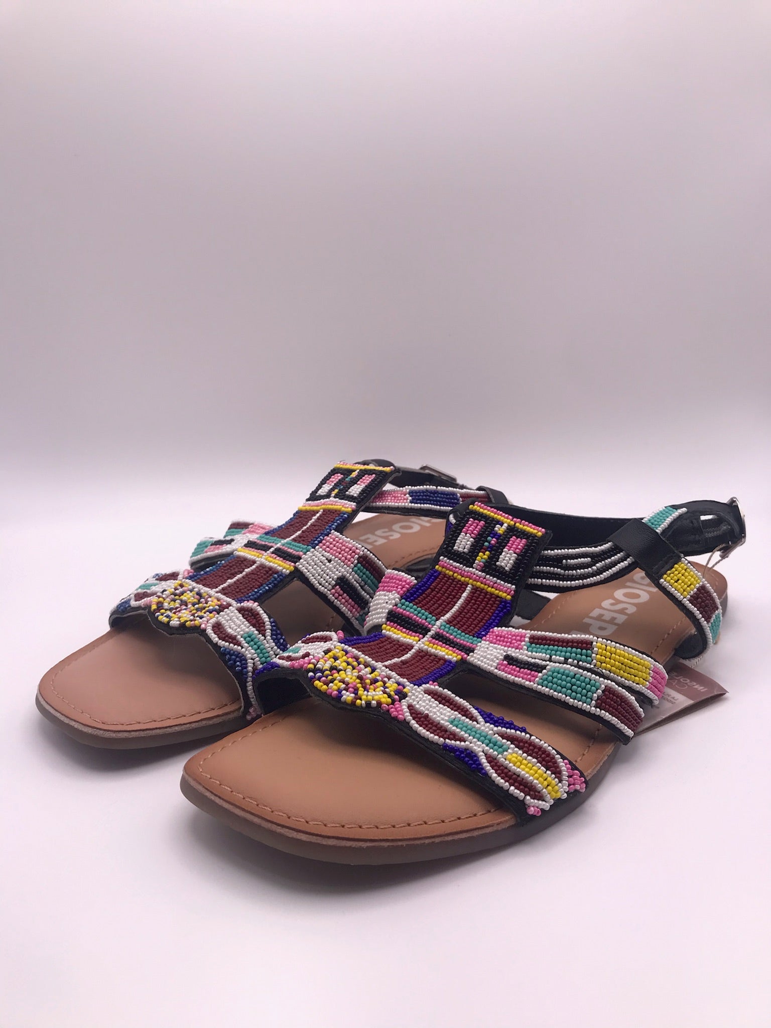 Sandálias Rasas Femininas Gioseppo com Missangas Coloridas; Sandália Estilo Étnico Boho; Calçado de Verão Confortável em Pele