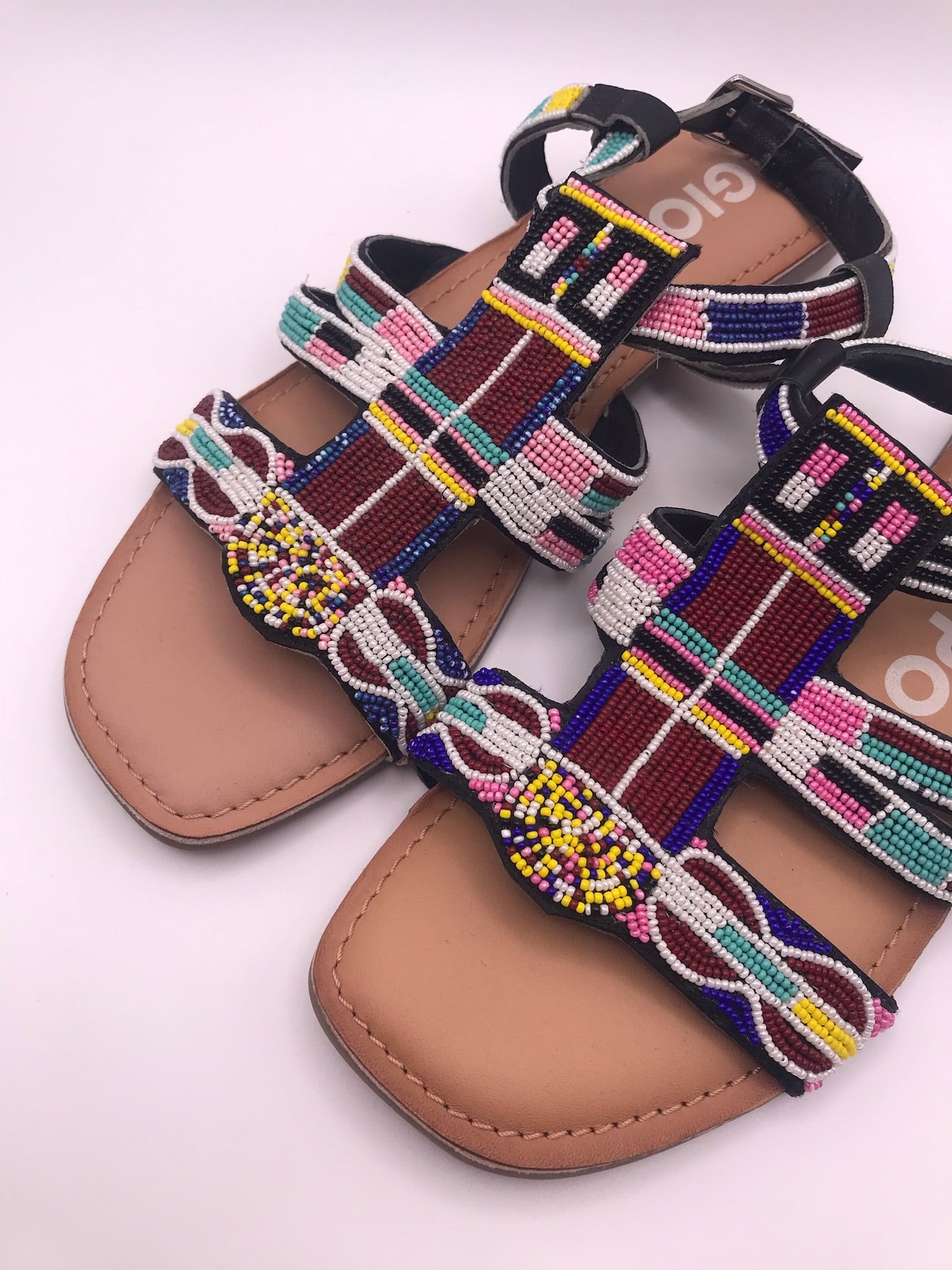 Sandálias Rasas Femininas Gioseppo com Missangas Coloridas; Sandália Estilo Étnico Boho; Calçado de Verão Confortável em Pele