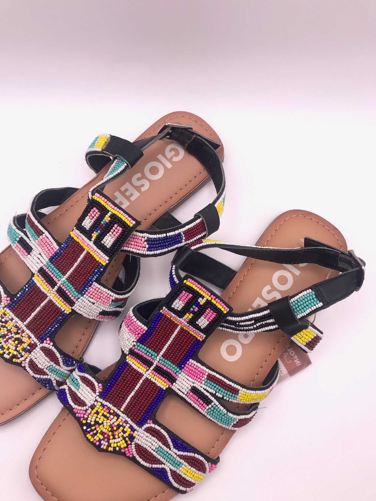 Sandálias Rasas Femininas Gioseppo com Missangas Coloridas; Sandália Estilo Étnico Boho; Calçado de Verão Confortável em Pele