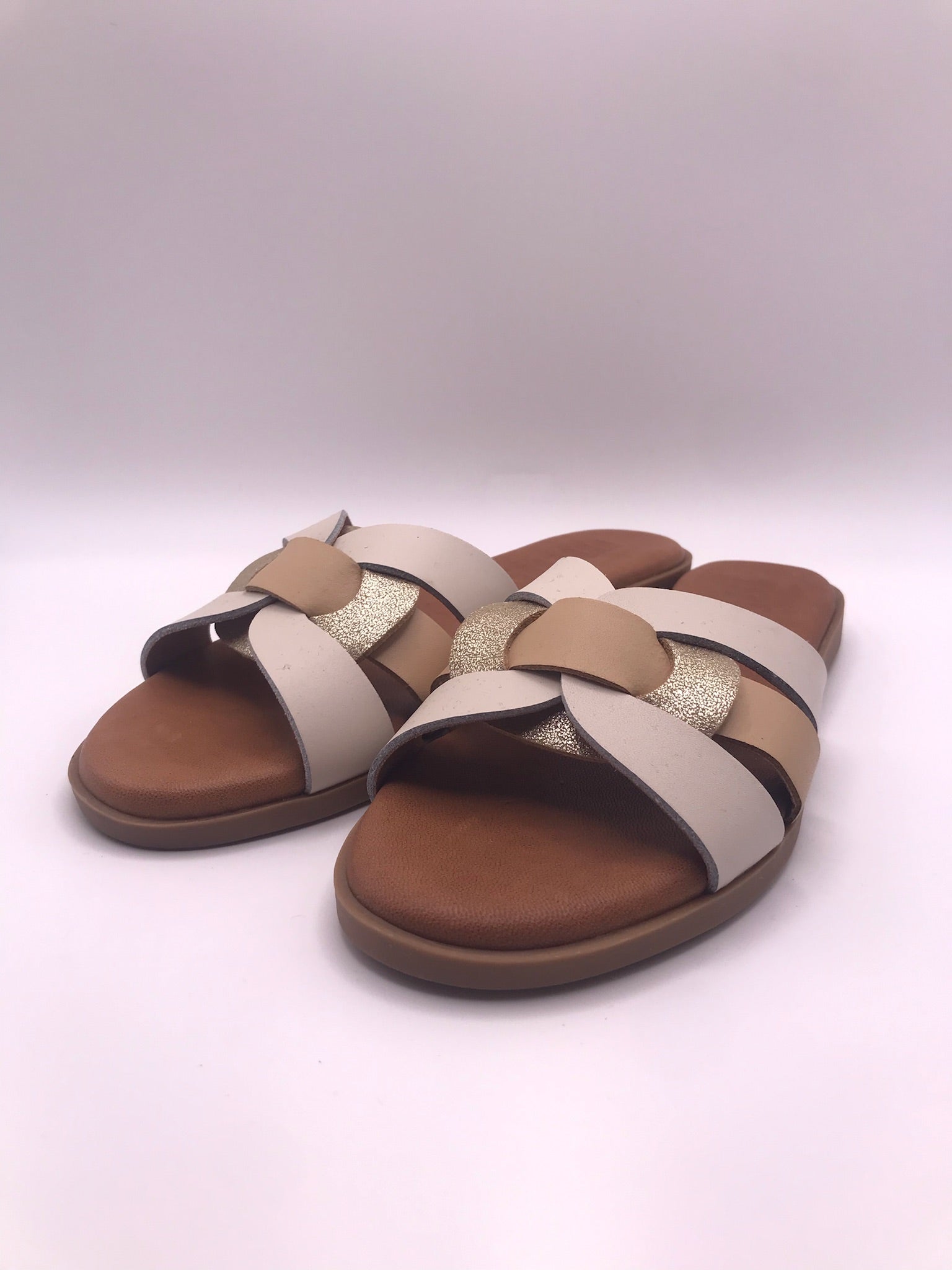 Sandálias Rasas Femininas MTNG em Pele Bege e Dourada; Chinelo de Verão Elegante com Tiras Entrelaçadas; Calçado Casual Confortável e Moderno