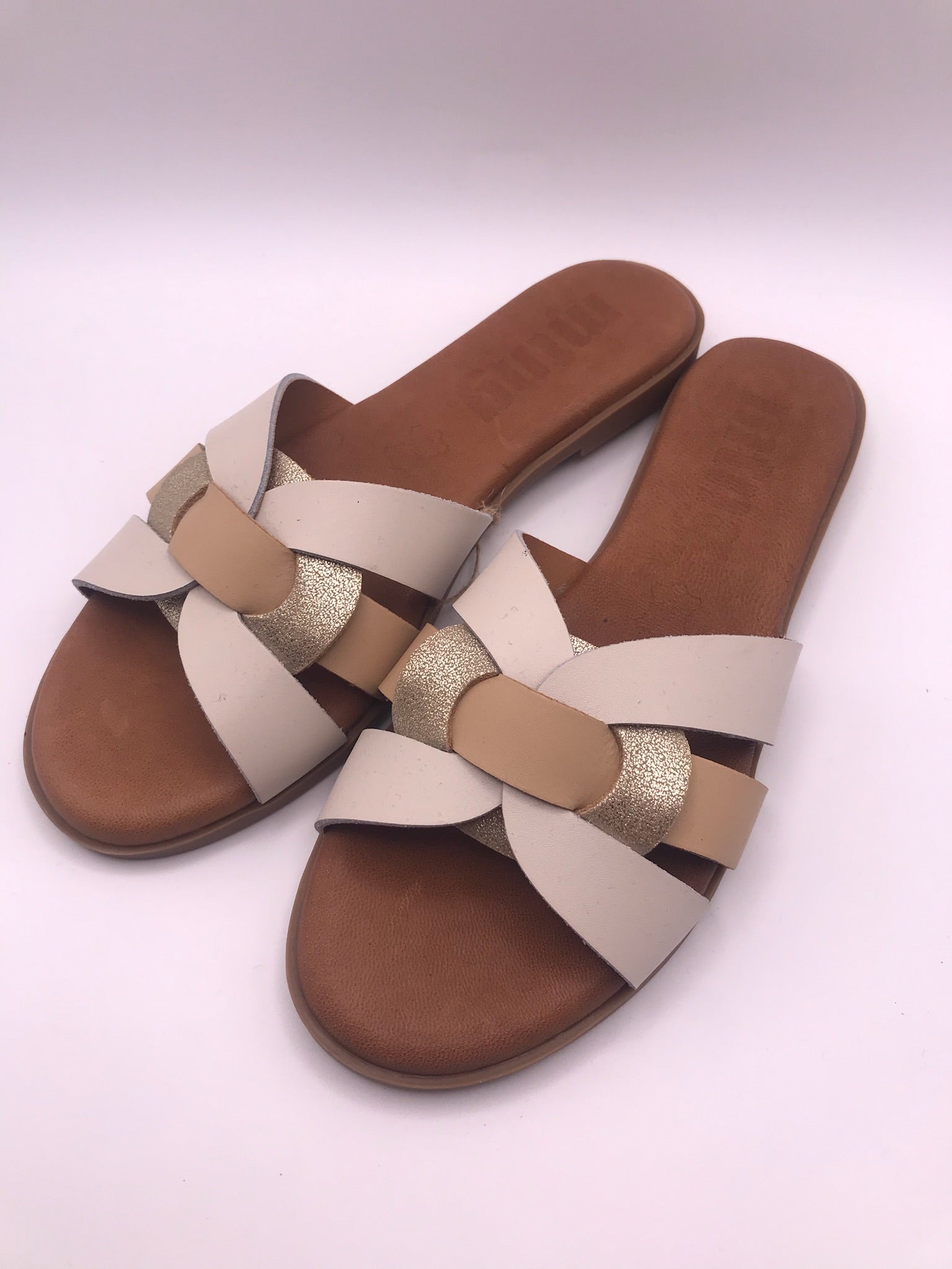 Sandálias Rasas Femininas MTNG em Pele Bege e Dourada; Chinelo de Verão Elegante com Tiras Entrelaçadas; Calçado Casual Confortável e Moderno