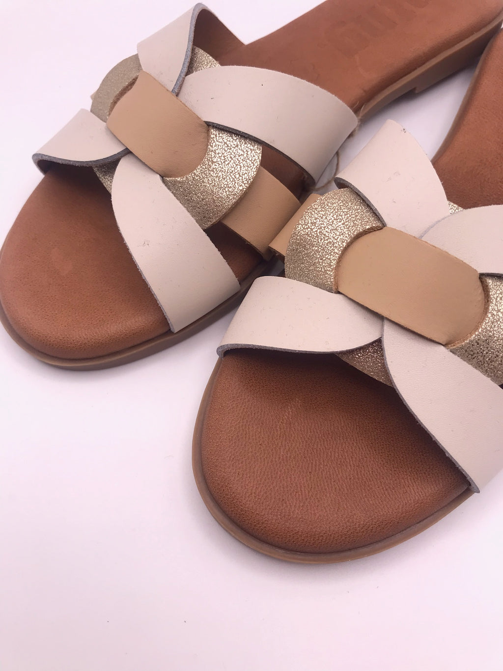 Sandálias Rasas Femininas MTNG em Pele Bege e Dourada; Chinelo de Verão Elegante com Tiras Entrelaçadas; Calçado Casual Confortável e Moderno