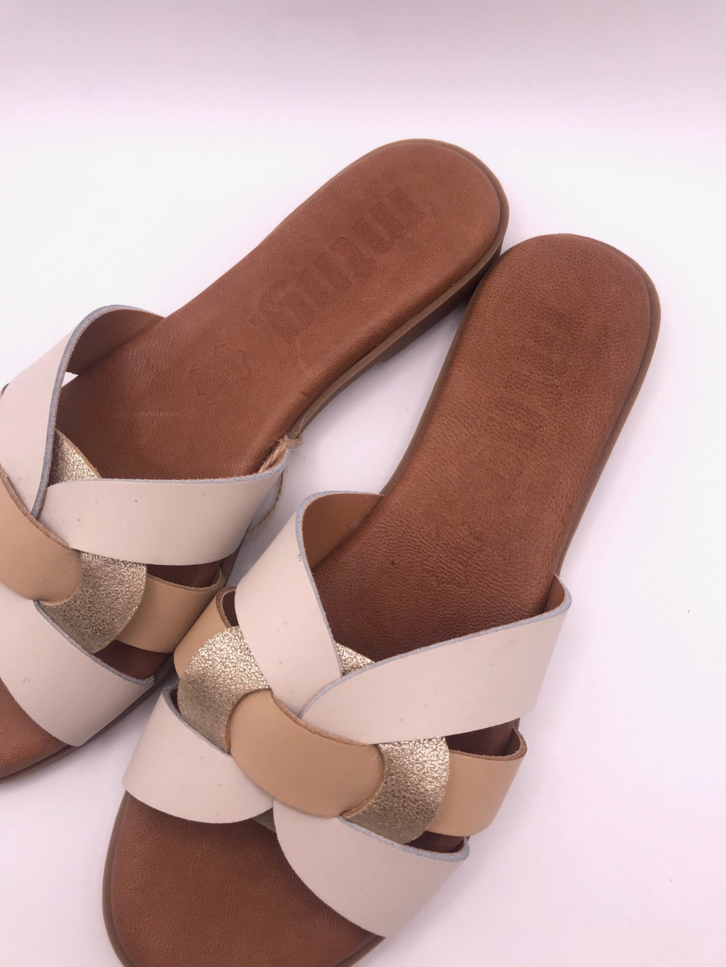 Sandálias Rasas Femininas MTNG em Pele Bege e Dourada; Chinelo de Verão Elegante com Tiras Entrelaçadas; Calçado Casual Confortável e Moderno