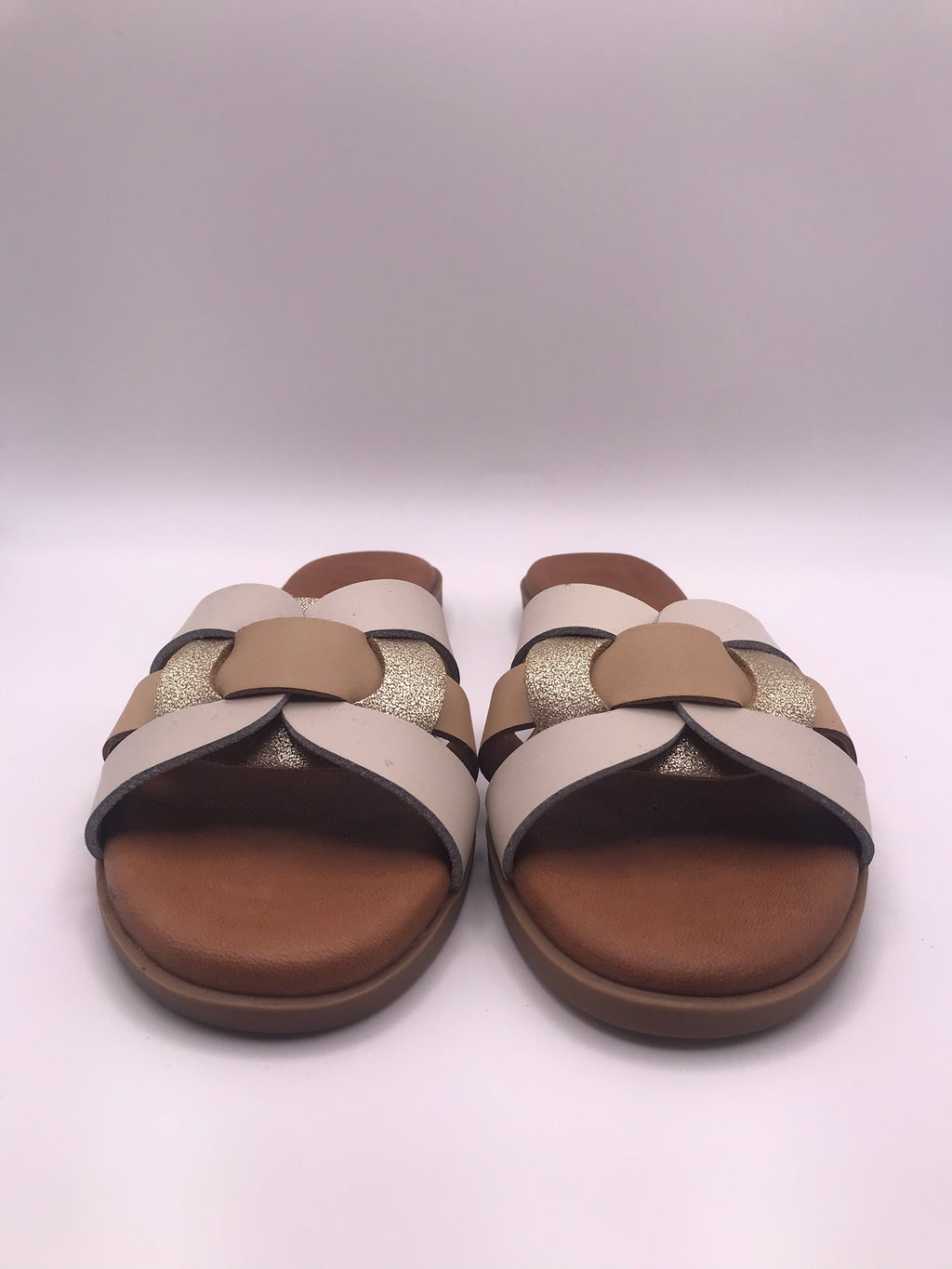 Sandálias Rasas Femininas MTNG em Pele Bege e Dourada; Chinelo de Verão Elegante com Tiras Entrelaçadas; Calçado Casual Confortável e Moderno