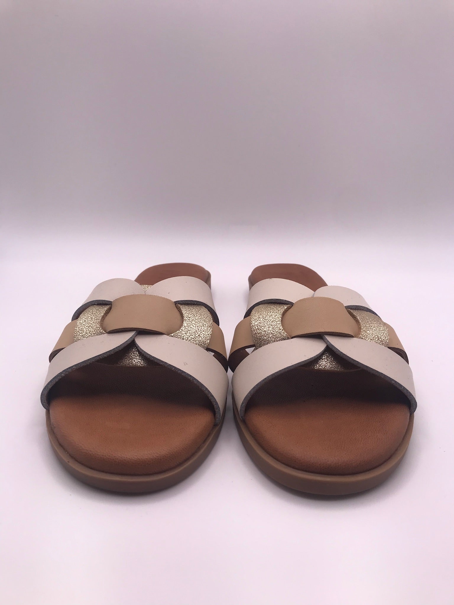 Sandálias Rasas Femininas MTNG em Pele Bege e Dourada; Chinelo de Verão Elegante com Tiras Entrelaçadas; Calçado Casual Confortável e Moderno