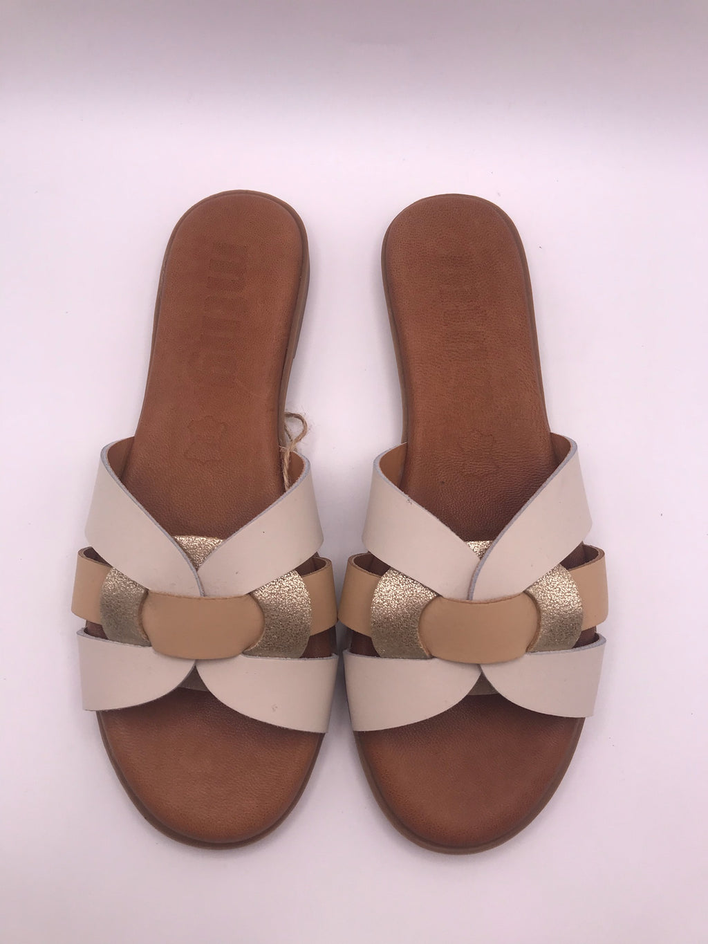Sandálias Rasas Femininas MTNG em Pele Bege e Dourada; Chinelo de Verão Elegante com Tiras Entrelaçadas; Calçado Casual Confortável e Moderno