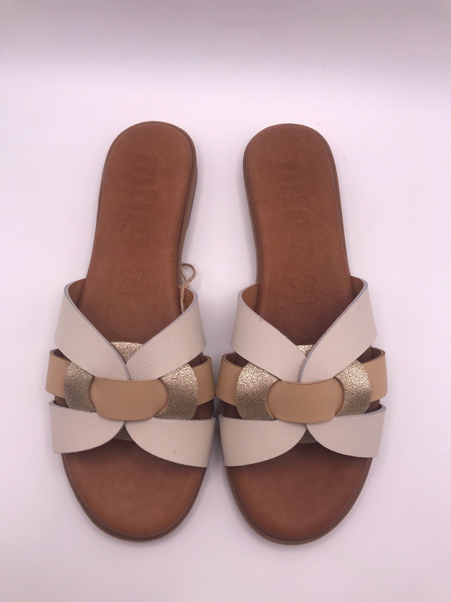 Sandálias Rasas Femininas MTNG em Pele Bege e Dourada; Chinelo de Verão Elegante com Tiras Entrelaçadas; Calçado Casual Confortável e Moderno