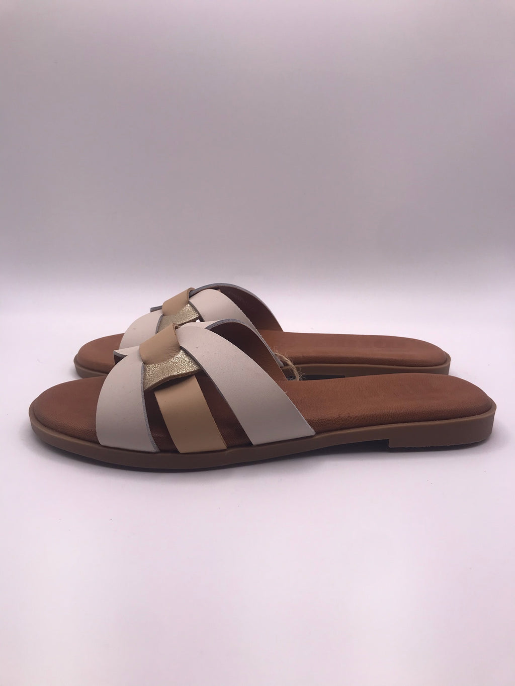 Sandálias Rasas Femininas MTNG em Pele Bege e Dourada; Chinelo de Verão Elegante com Tiras Entrelaçadas; Calçado Casual Confortável e Moderno