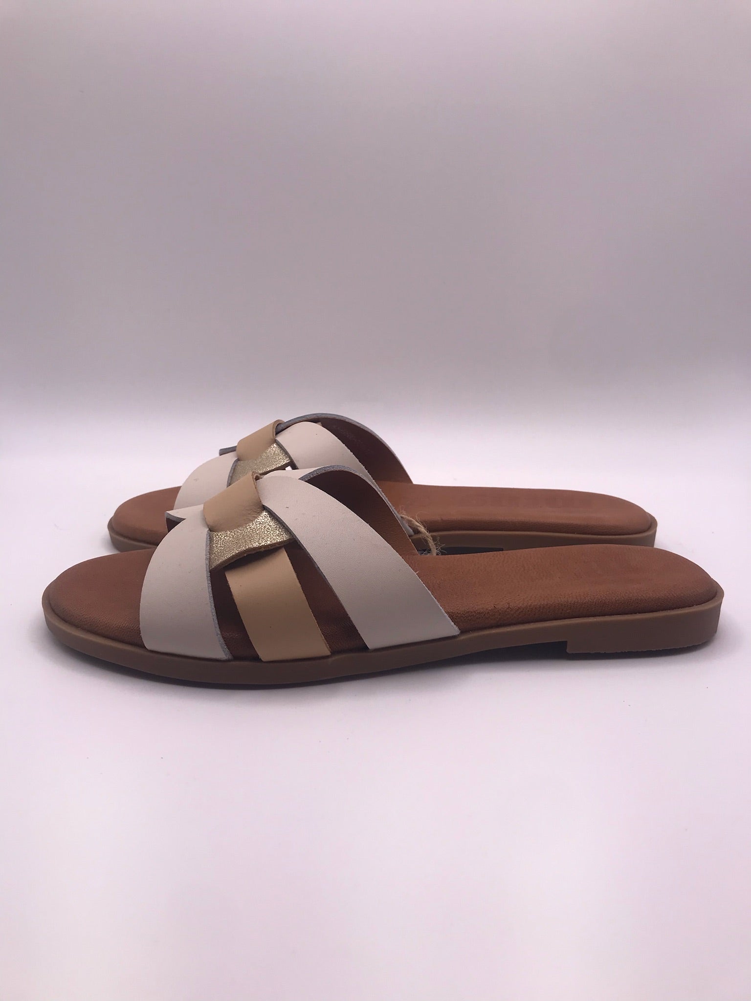 Sandálias Rasas Femininas MTNG em Pele Bege e Dourada; Chinelo de Verão Elegante com Tiras Entrelaçadas; Calçado Casual Confortável e Moderno