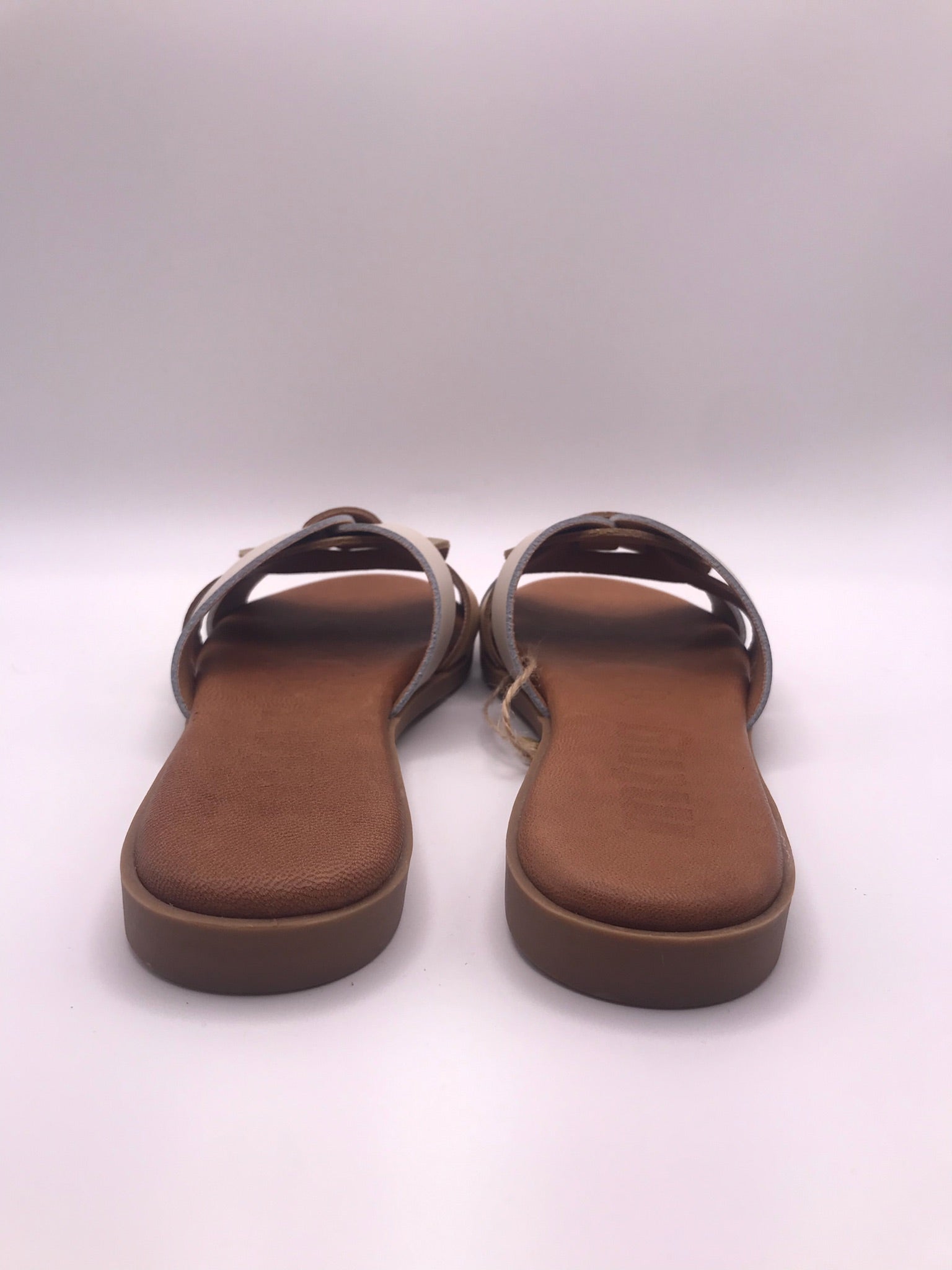 Sandálias Rasas Femininas MTNG em Pele Bege e Dourada; Chinelo de Verão Elegante com Tiras Entrelaçadas; Calçado Casual Confortável e Moderno