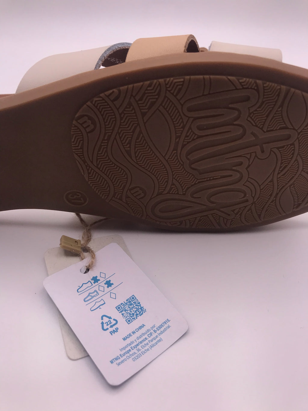 Sandálias Rasas Femininas MTNG em Pele Bege e Dourada; Chinelo de Verão Elegante com Tiras Entrelaçadas; Calçado Casual Confortável e Moderno