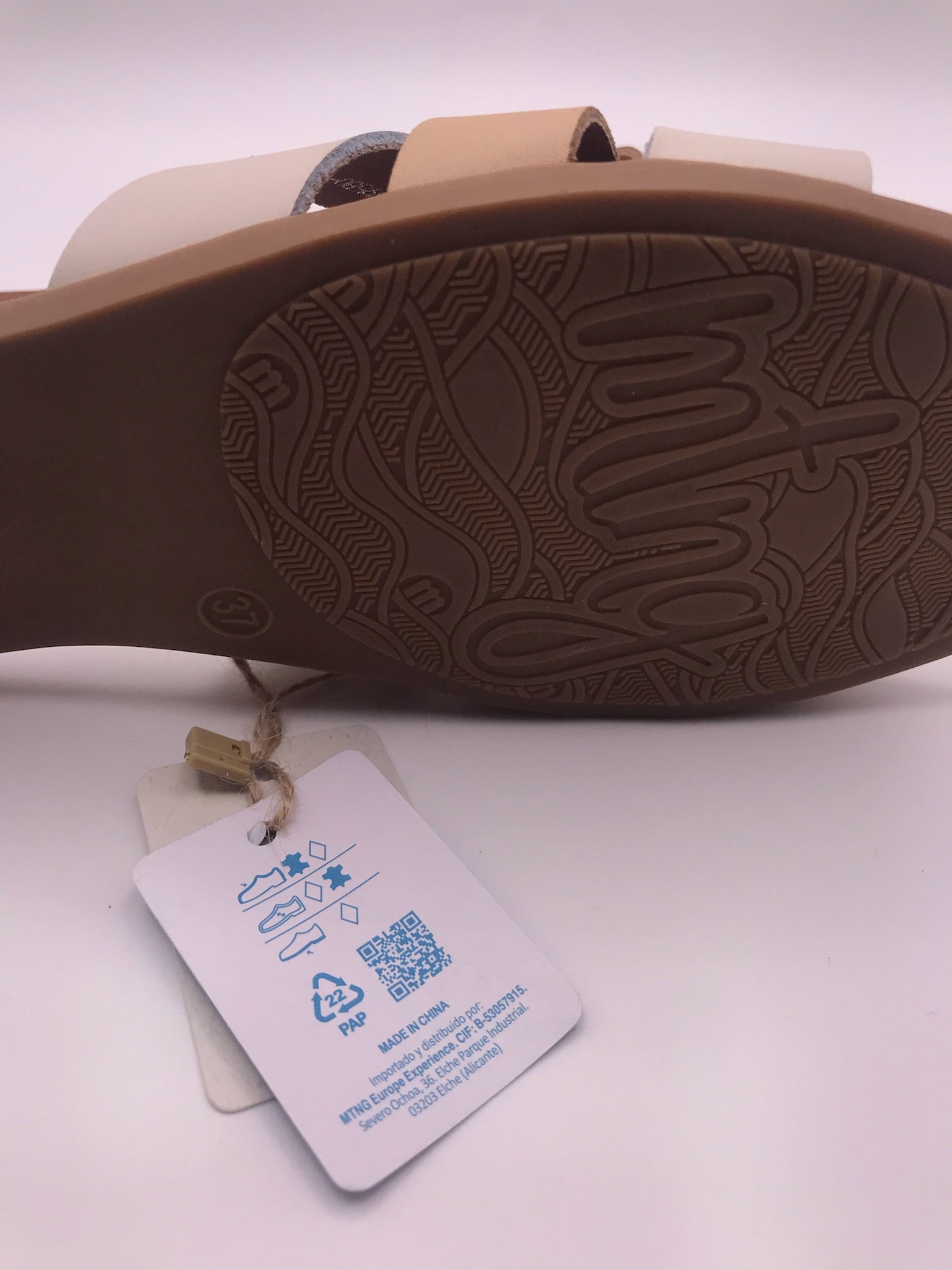 Sandálias Rasas Femininas MTNG em Pele Bege e Dourada; Chinelo de Verão Elegante com Tiras Entrelaçadas; Calçado Casual Confortável e Moderno