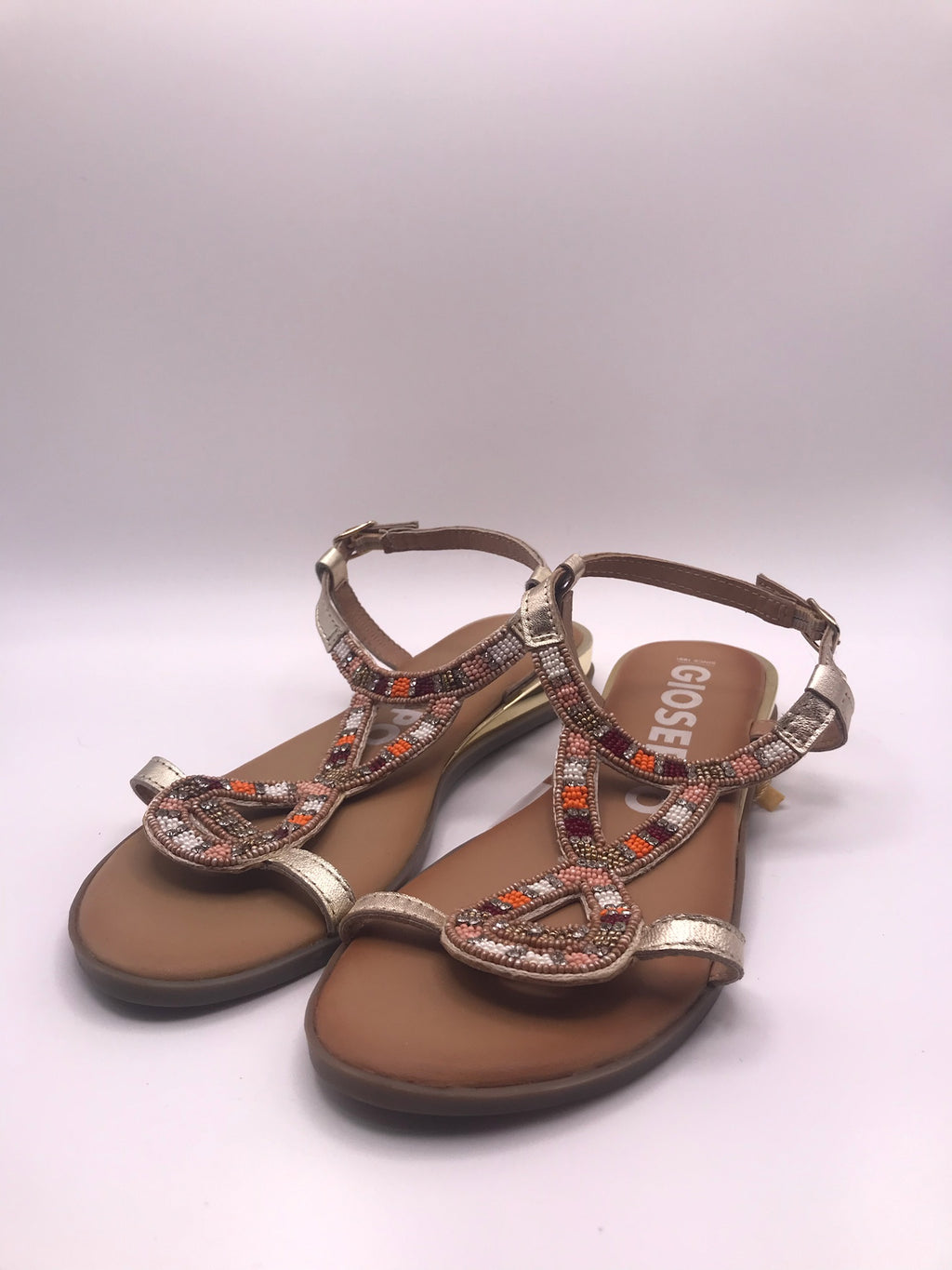 Sandálias Rasas Femininas Gioseppo em Pele Dourada com Missangas; Sandália de Verão Estilo Étnico com Pedraria; Calçado Confortável e Elegante
