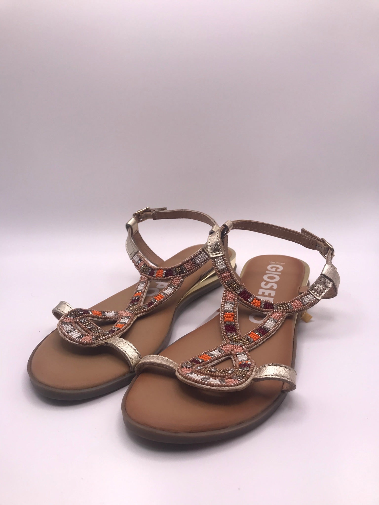 Sandálias Rasas Femininas Gioseppo em Pele Dourada com Missangas; Sandália de Verão Estilo Étnico com Pedraria; Calçado Confortável e Elegante