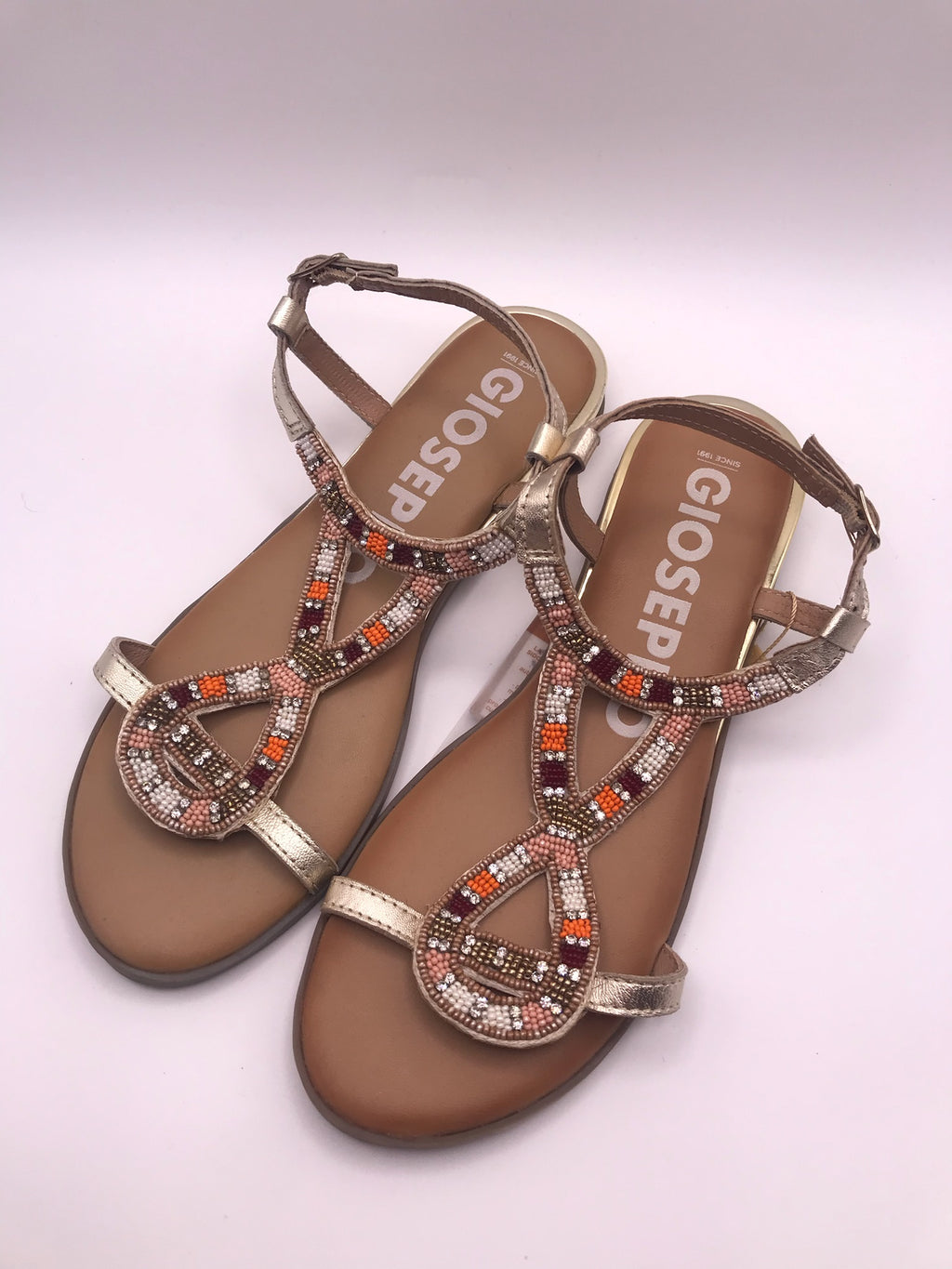Sandálias Rasas Femininas Gioseppo em Pele Dourada com Missangas; Sandália de Verão Estilo Étnico com Pedraria; Calçado Confortável e Elegante