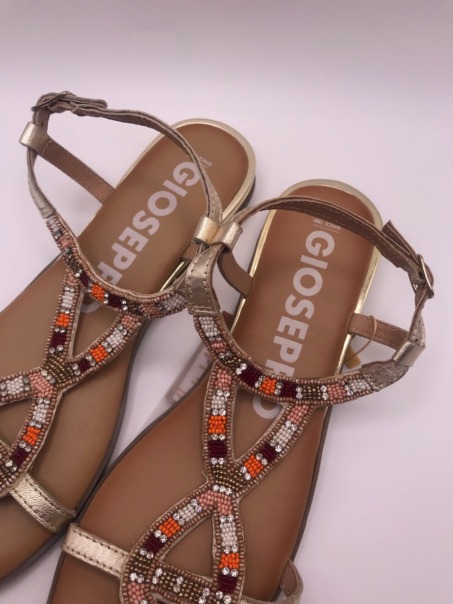 Sandálias Rasas Femininas Gioseppo em Pele Dourada com Missangas; Sandália de Verão Estilo Étnico com Pedraria; Calçado Confortável e Elegante