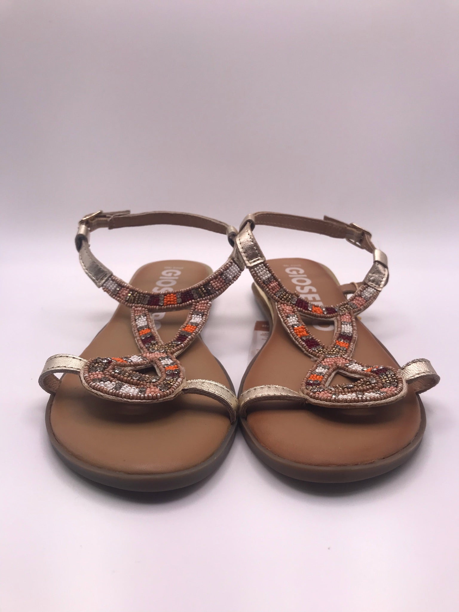 Sandálias Rasas Femininas Gioseppo em Pele Dourada com Missangas; Sandália de Verão Estilo Étnico com Pedraria; Calçado Confortável e Elegante