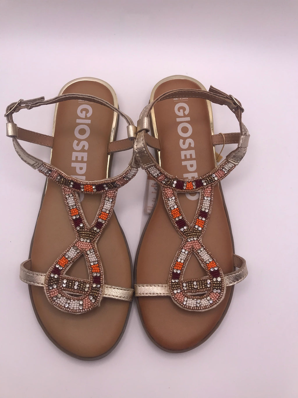 Sandálias Rasas Femininas Gioseppo em Pele Dourada com Missangas; Sandália de Verão Estilo Étnico com Pedraria; Calçado Confortável e Elegante