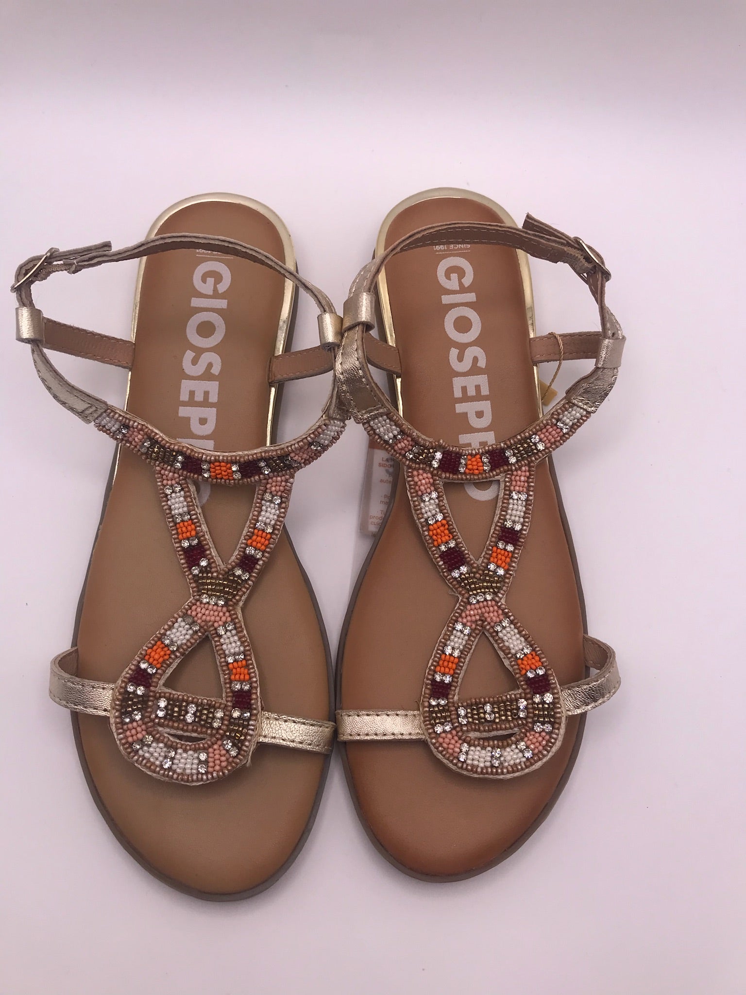 Sandálias Rasas Femininas Gioseppo em Pele Dourada com Missangas; Sandália de Verão Estilo Étnico com Pedraria; Calçado Confortável e Elegante