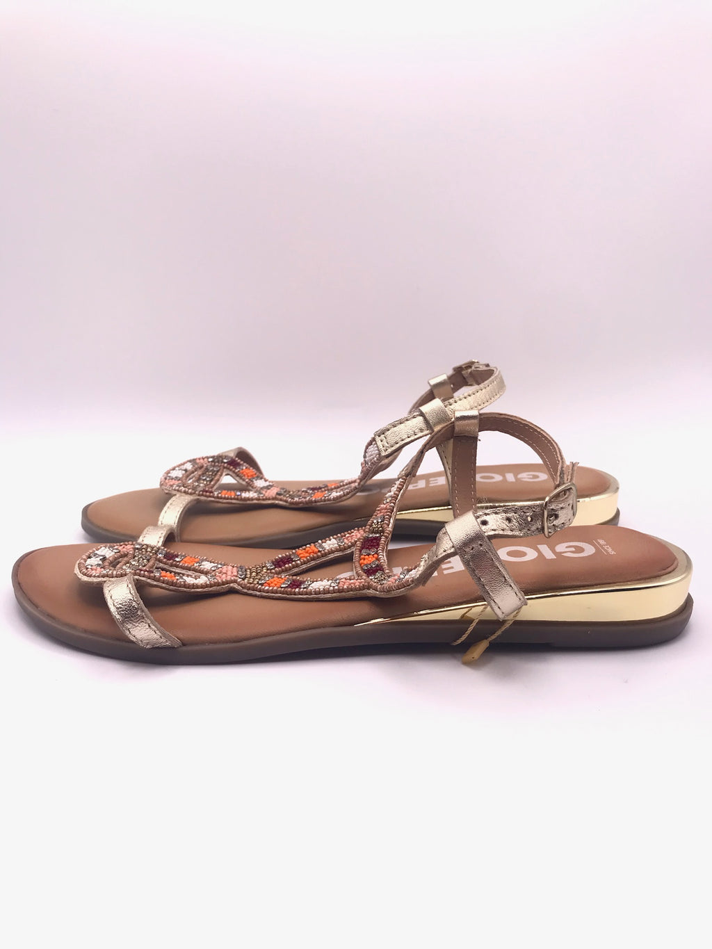 Sandálias Rasas Femininas Gioseppo em Pele Dourada com Missangas; Sandália de Verão Estilo Étnico com Pedraria; Calçado Confortável e Elegante