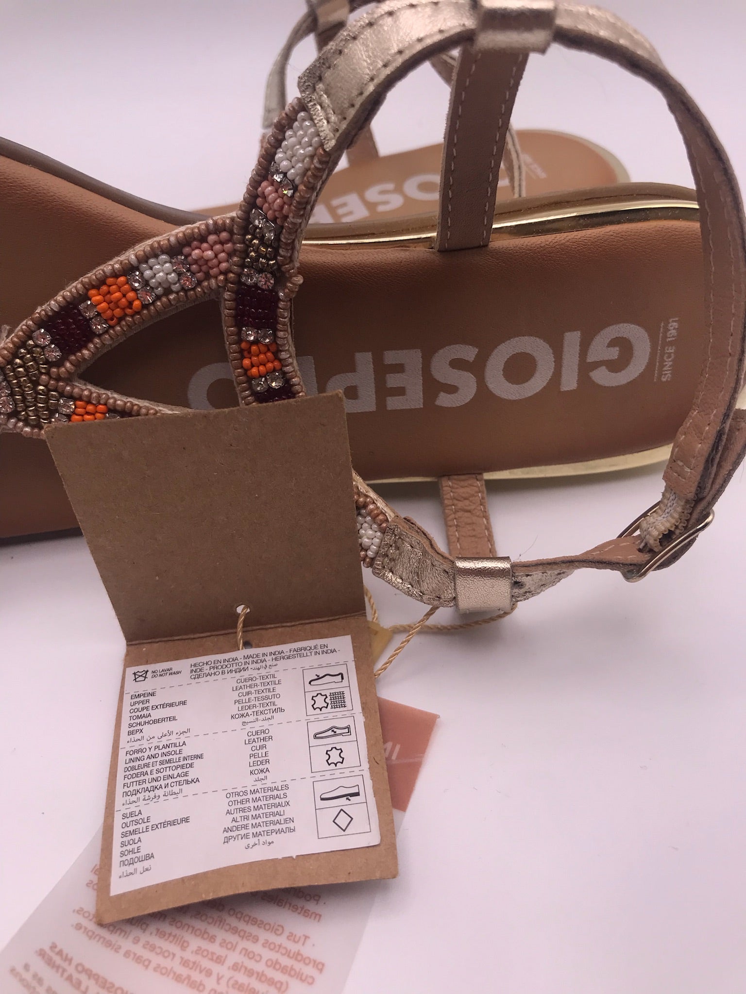 Sandálias Rasas Femininas Gioseppo em Pele Dourada com Missangas; Sandália de Verão Estilo Étnico com Pedraria; Calçado Confortável e Elegante