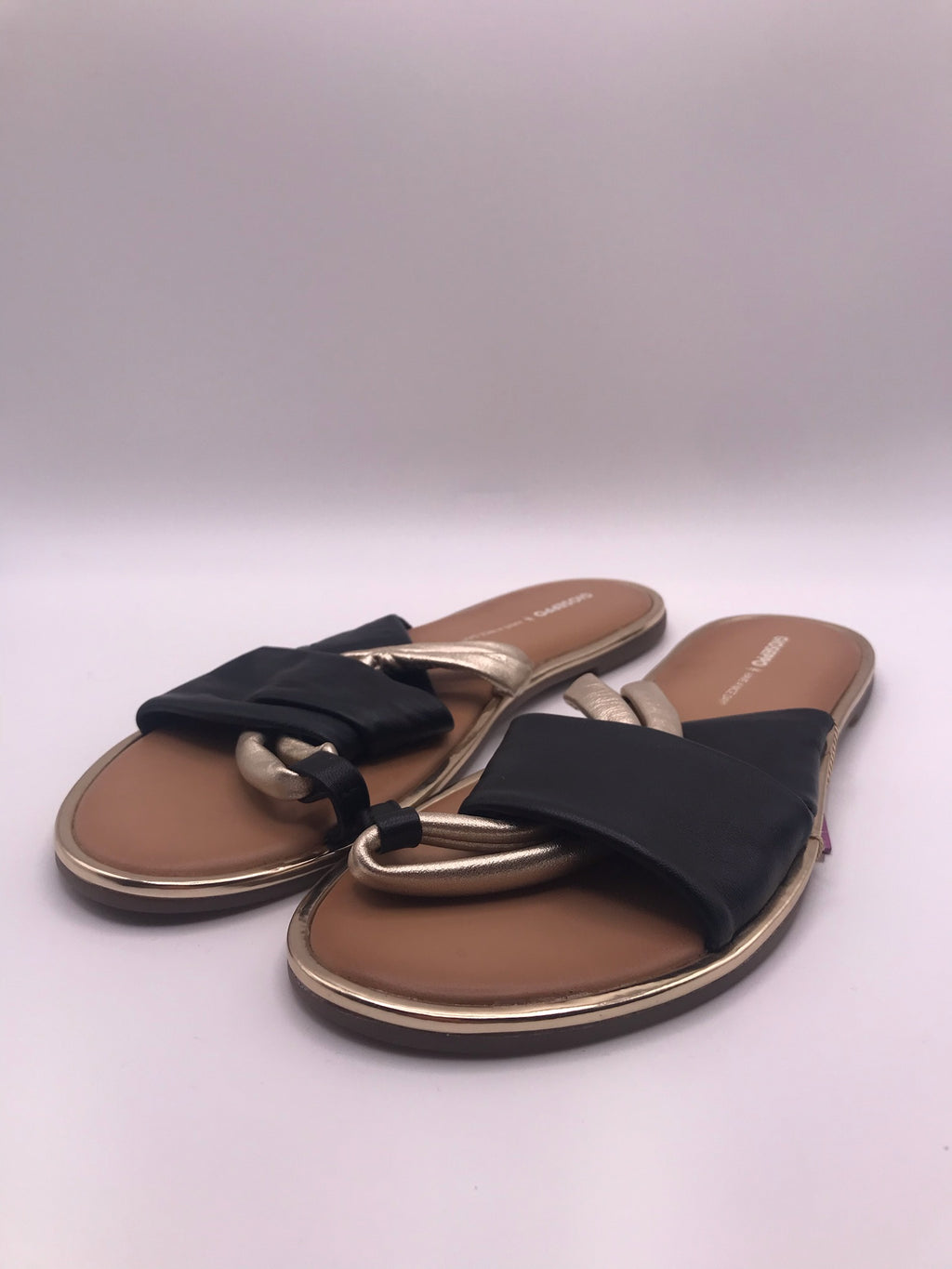 Sandálias Rasas Femininas Gioseppo em Pele Preta e Dourada; Chinelo de Verão Elegante com Tiras Cruzadas; Calçado Confortável e Moderno