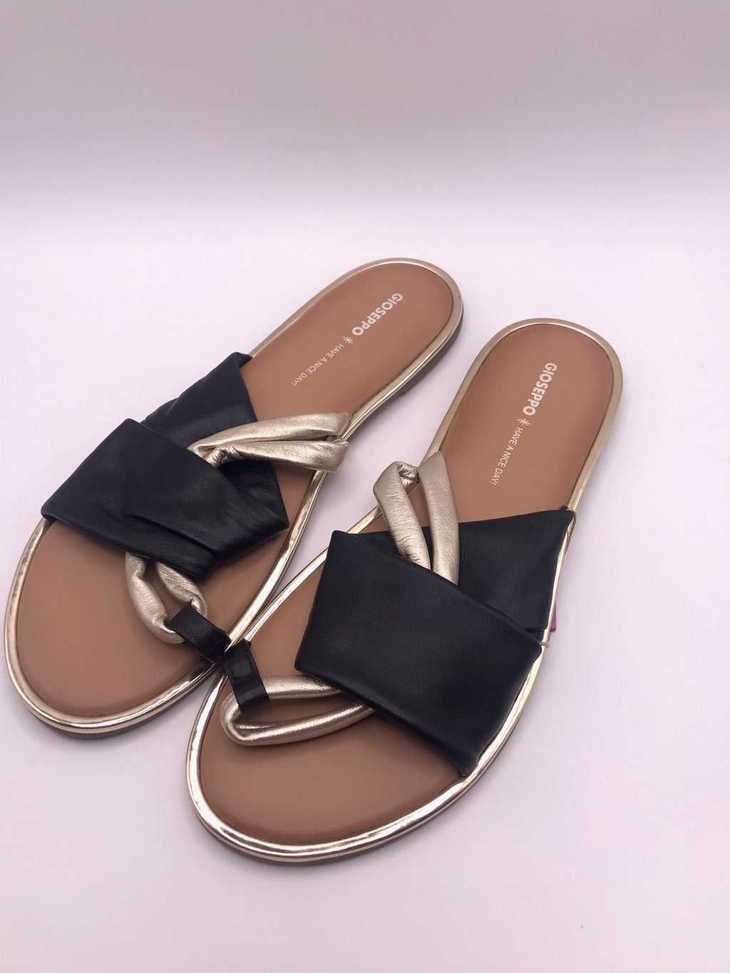 Sandálias Rasas Femininas Gioseppo em Pele Preta e Dourada; Chinelo de Verão Elegante com Tiras Cruzadas; Calçado Confortável e Moderno