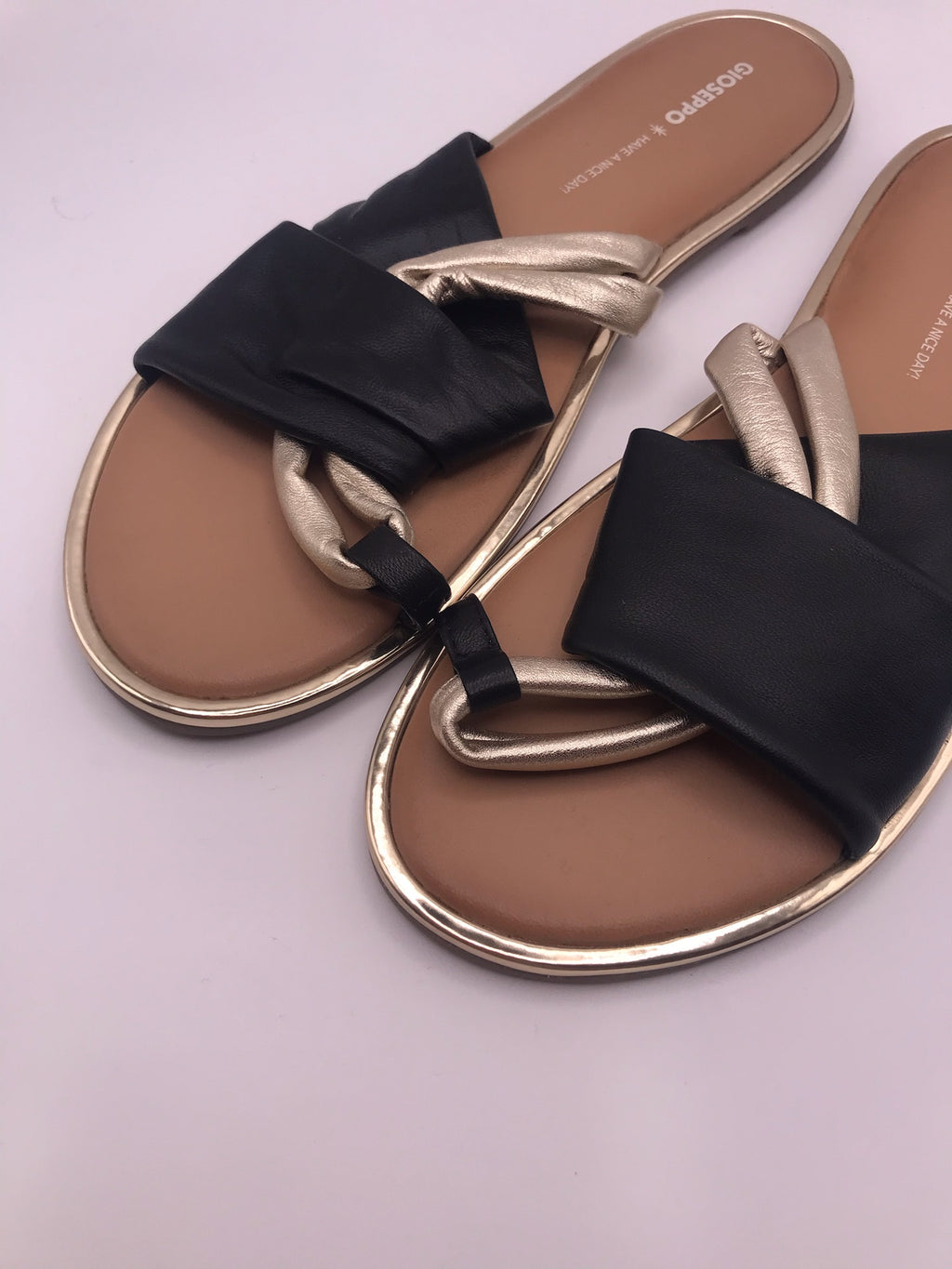 Sandálias Rasas Femininas Gioseppo em Pele Preta e Dourada; Chinelo de Verão Elegante com Tiras Cruzadas; Calçado Confortável e Moderno