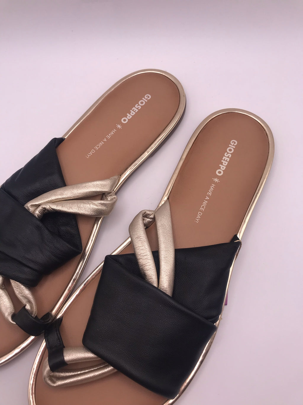 Sandálias Rasas Femininas Gioseppo em Pele Preta e Dourada; Chinelo de Verão Elegante com Tiras Cruzadas; Calçado Confortável e Moderno