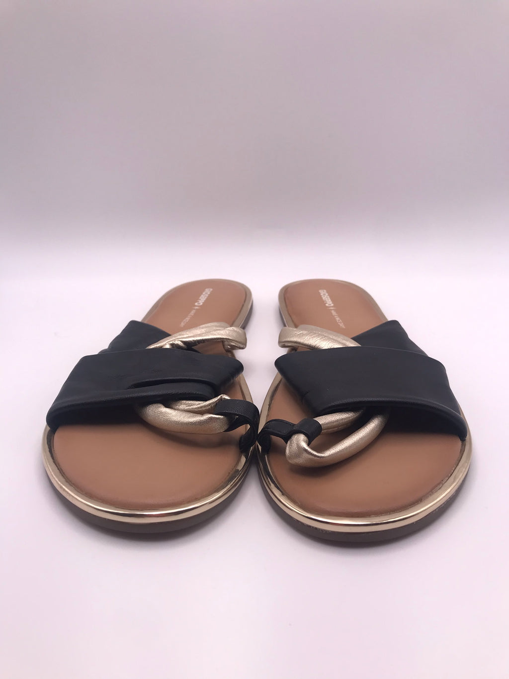 Sandálias Rasas Femininas Gioseppo em Pele Preta e Dourada; Chinelo de Verão Elegante com Tiras Cruzadas; Calçado Confortável e Moderno