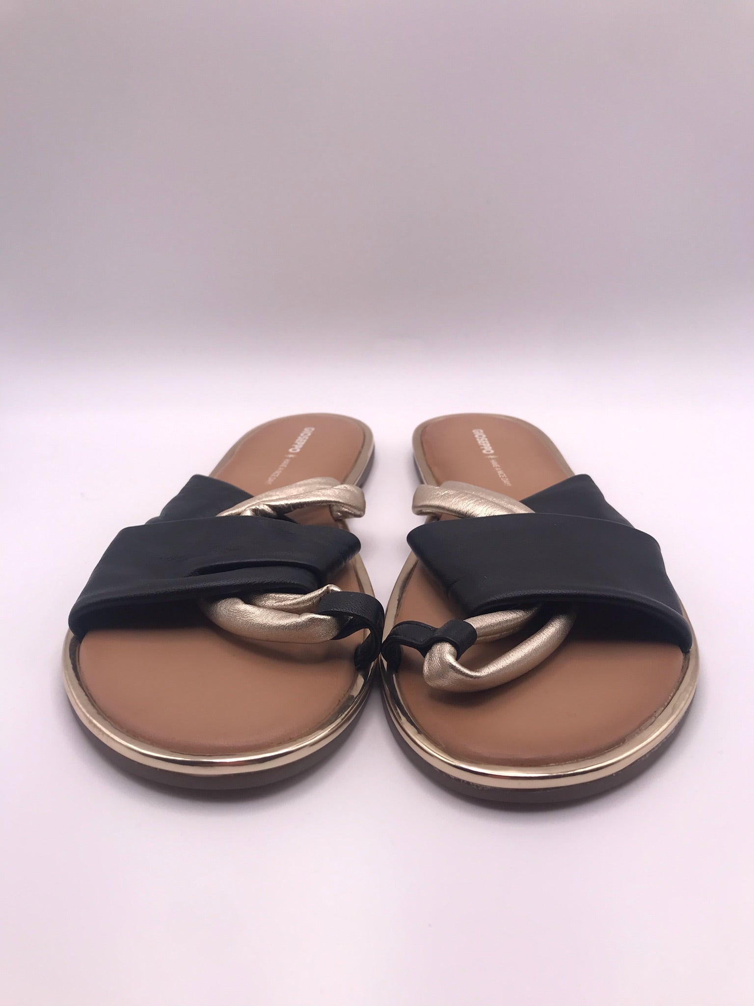Sandálias Rasas Femininas Gioseppo em Pele Preta e Dourada; Chinelo de Verão Elegante com Tiras Cruzadas; Calçado Confortável e Moderno