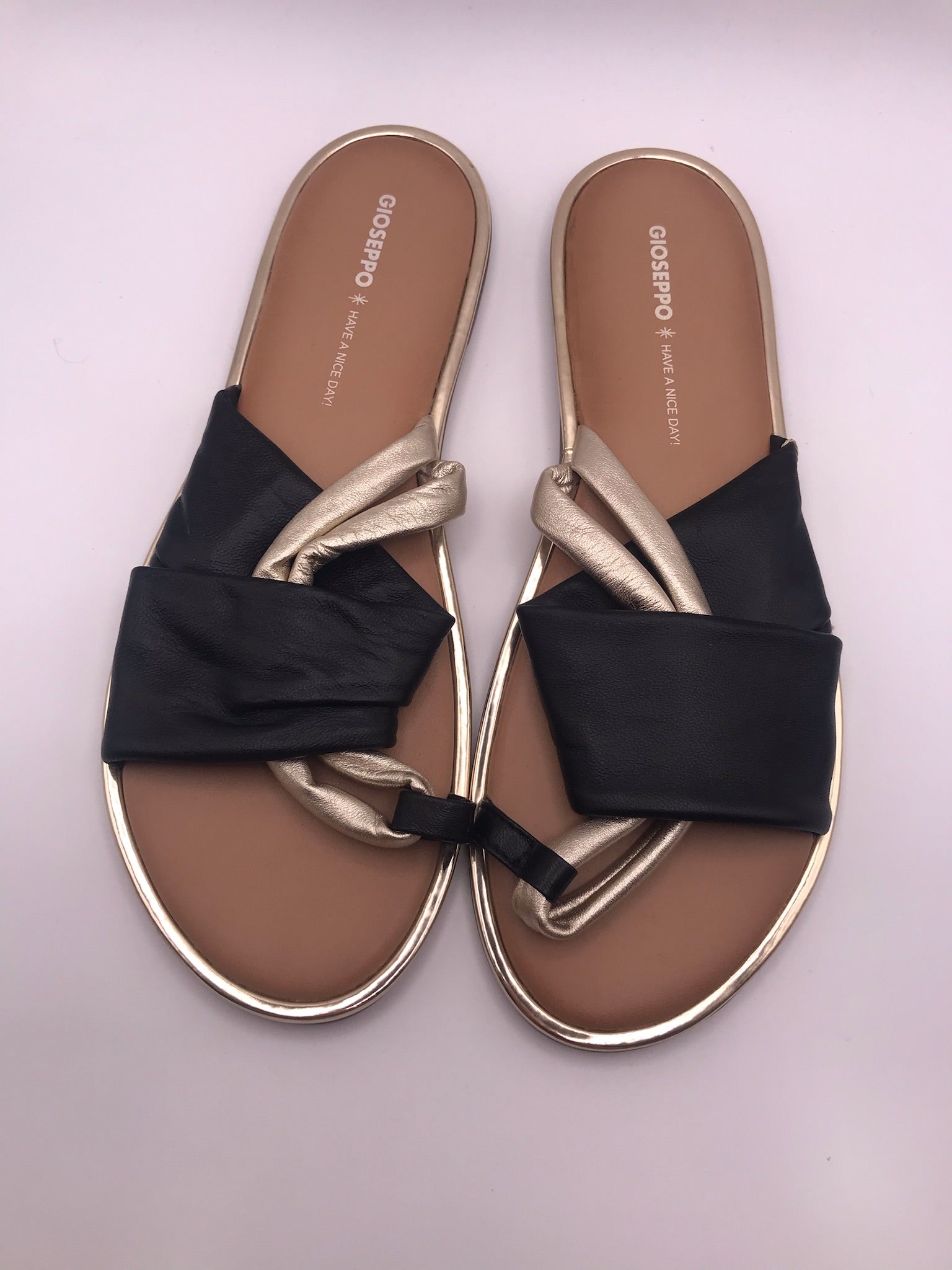 Sandálias Rasas Femininas Gioseppo em Pele Preta e Dourada; Chinelo de Verão Elegante com Tiras Cruzadas; Calçado Confortável e Moderno
