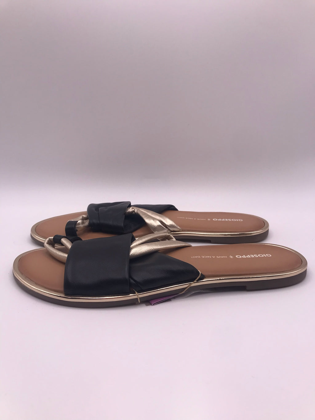 Sandálias Rasas Femininas Gioseppo em Pele Preta e Dourada; Chinelo de Verão Elegante com Tiras Cruzadas; Calçado Confortável e Moderno