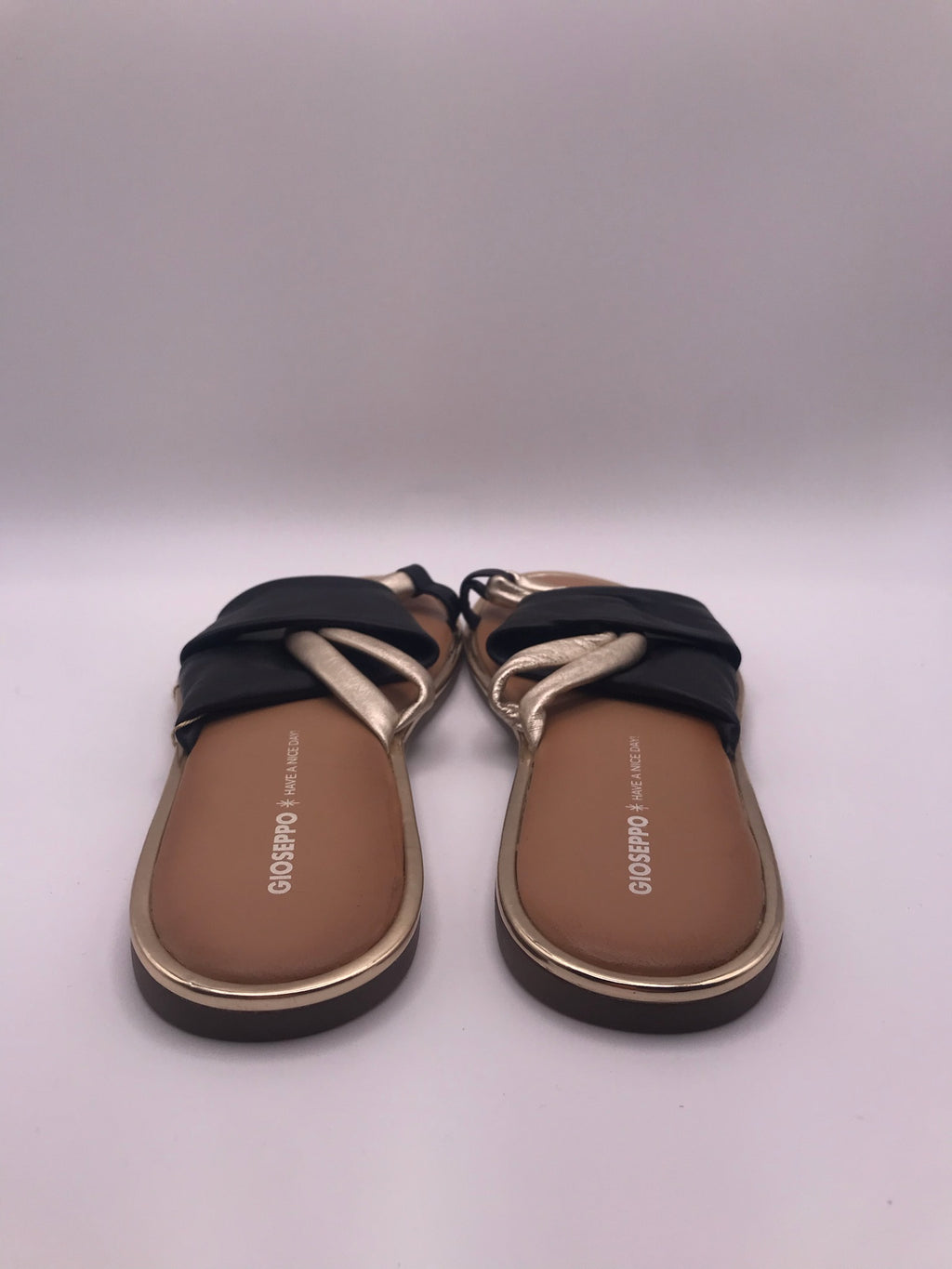 Sandálias Rasas Femininas Gioseppo em Pele Preta e Dourada; Chinelo de Verão Elegante com Tiras Cruzadas; Calçado Confortável e Moderno